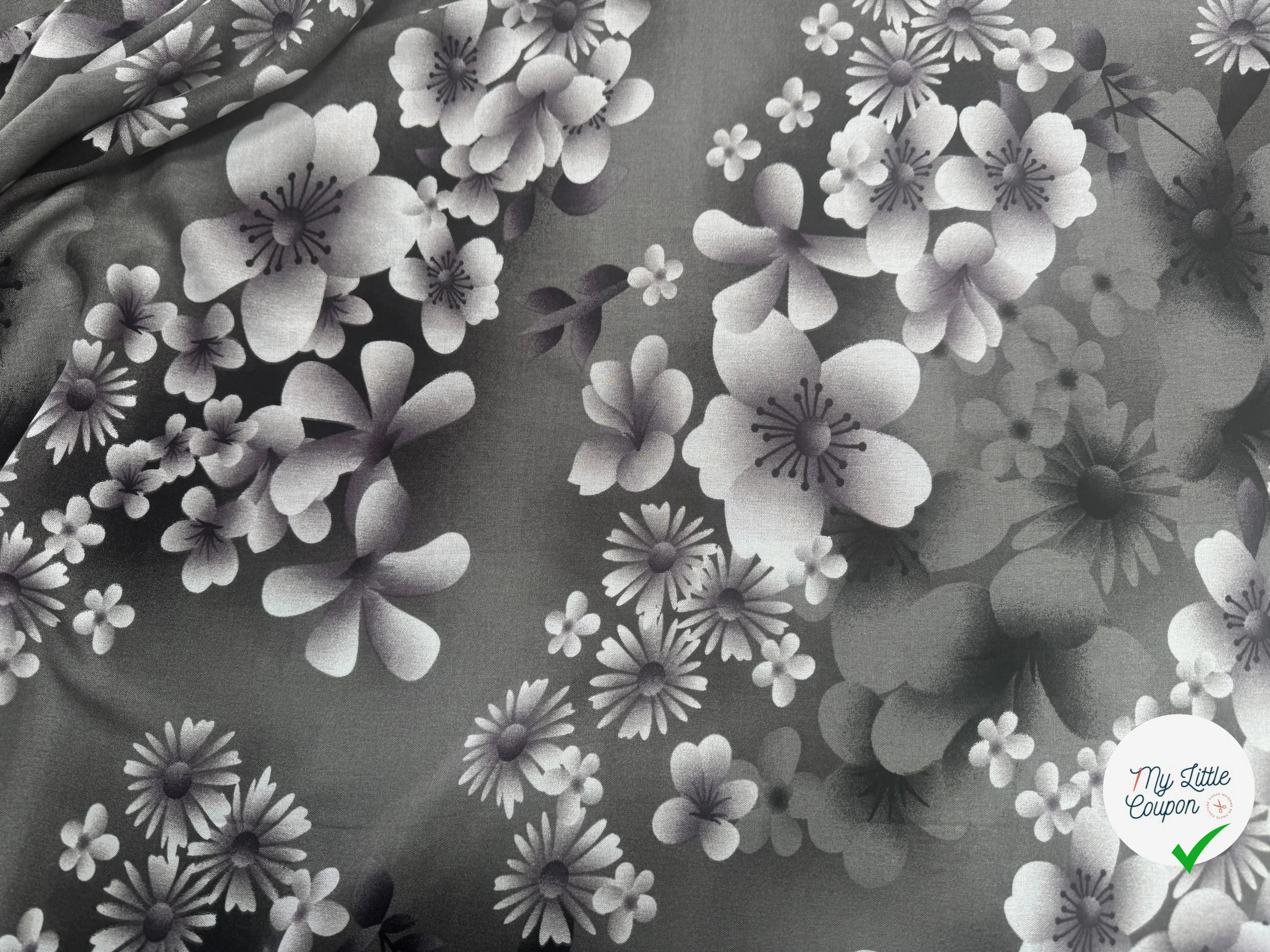 VISCOSE À MOTIFS ROSES ET PISSENLITS SUR FOND GRIS DE COULEURS GRIS - My Little Coupon