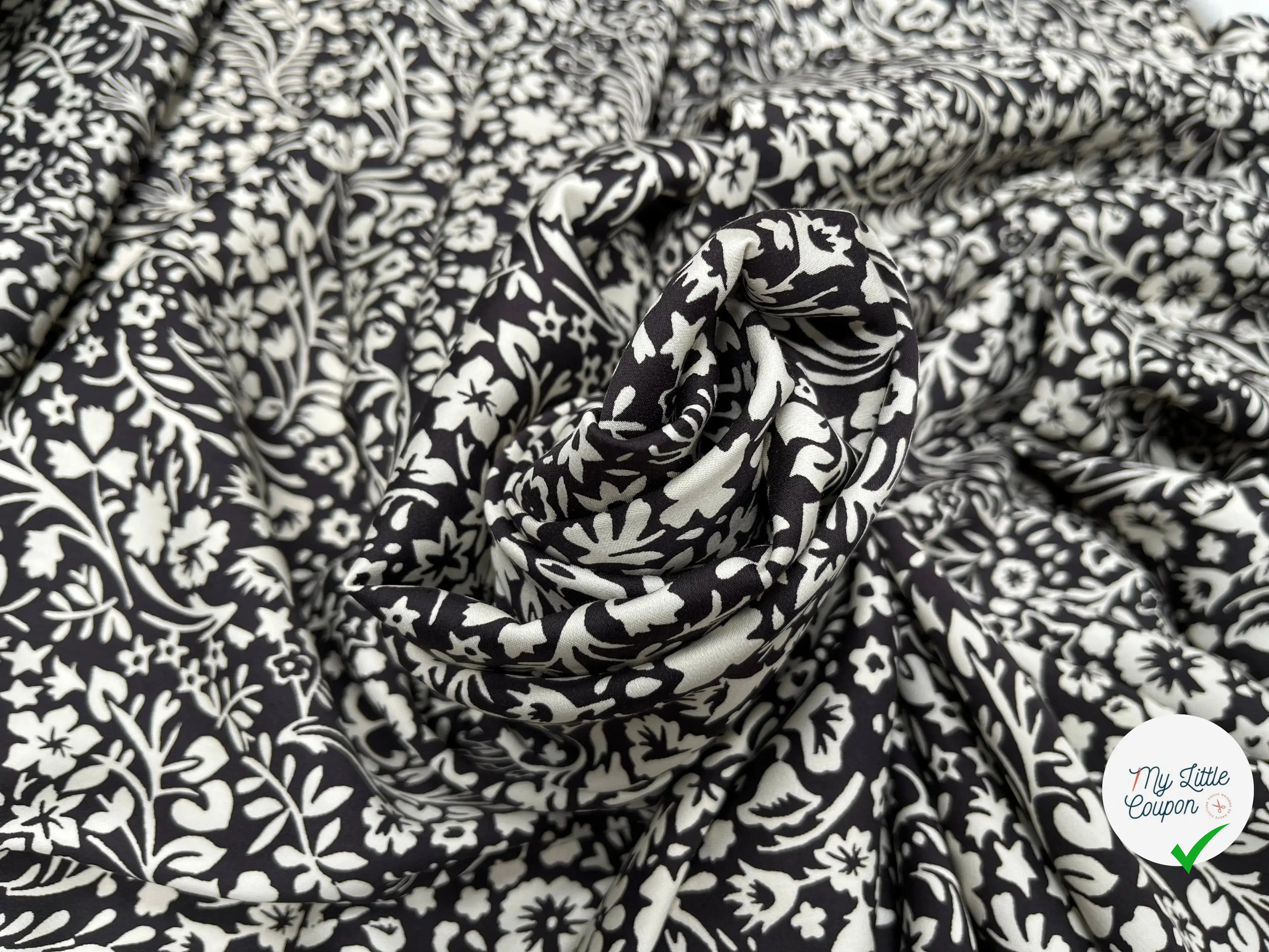 VISCOSE DOUCE FOND GRIS MARRON MOTIFS FLORAL BLANC - My Little Coupon