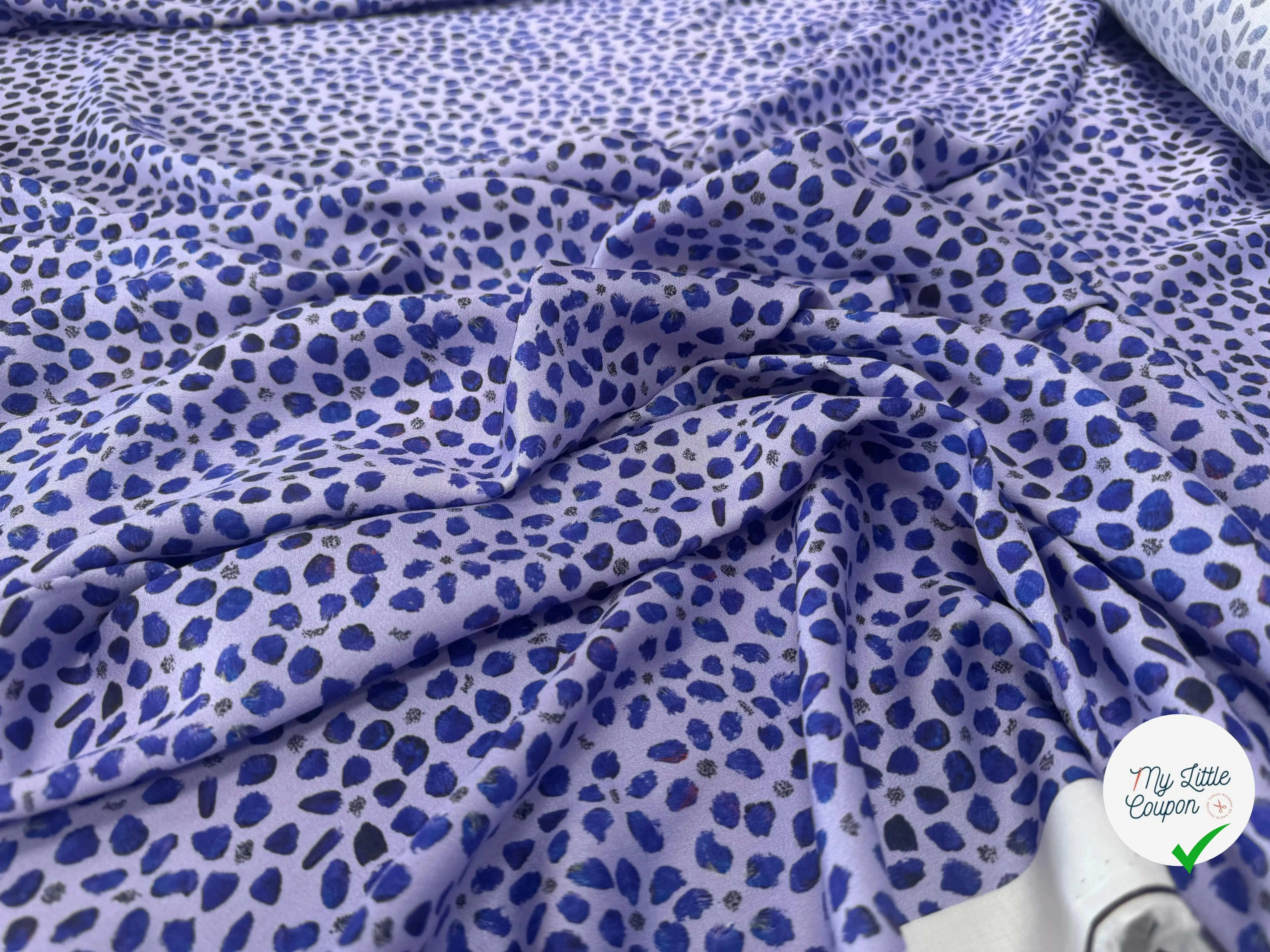 VISCOSE DOUCE TRES LEGEREMENT SATINEE PRINT TACHES MYRTILLE FOND VIOLET - My Little Coupon
