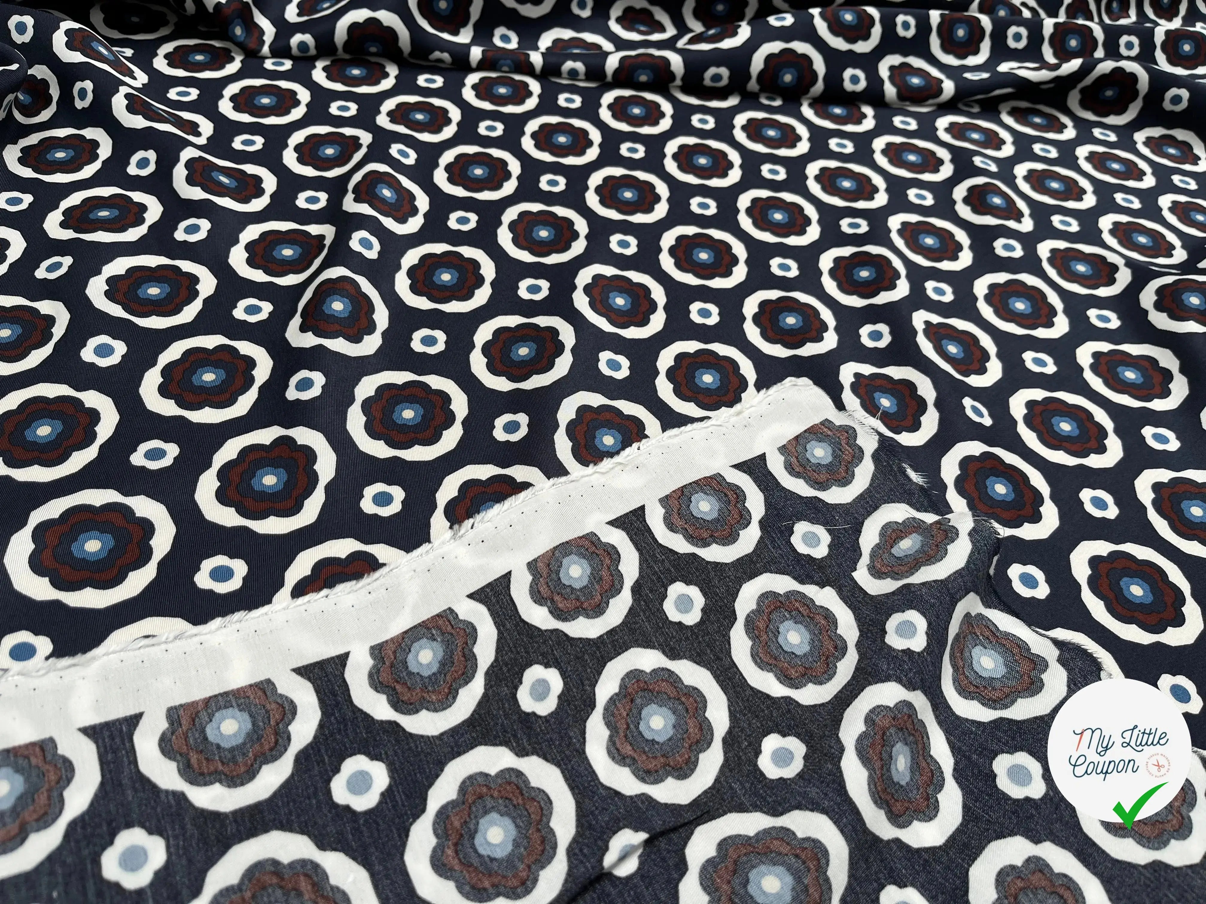 VISCOSE FOND BLEU NAVY MOTIFS FLEURS BLANC ET MARRON - My Little Coupon
