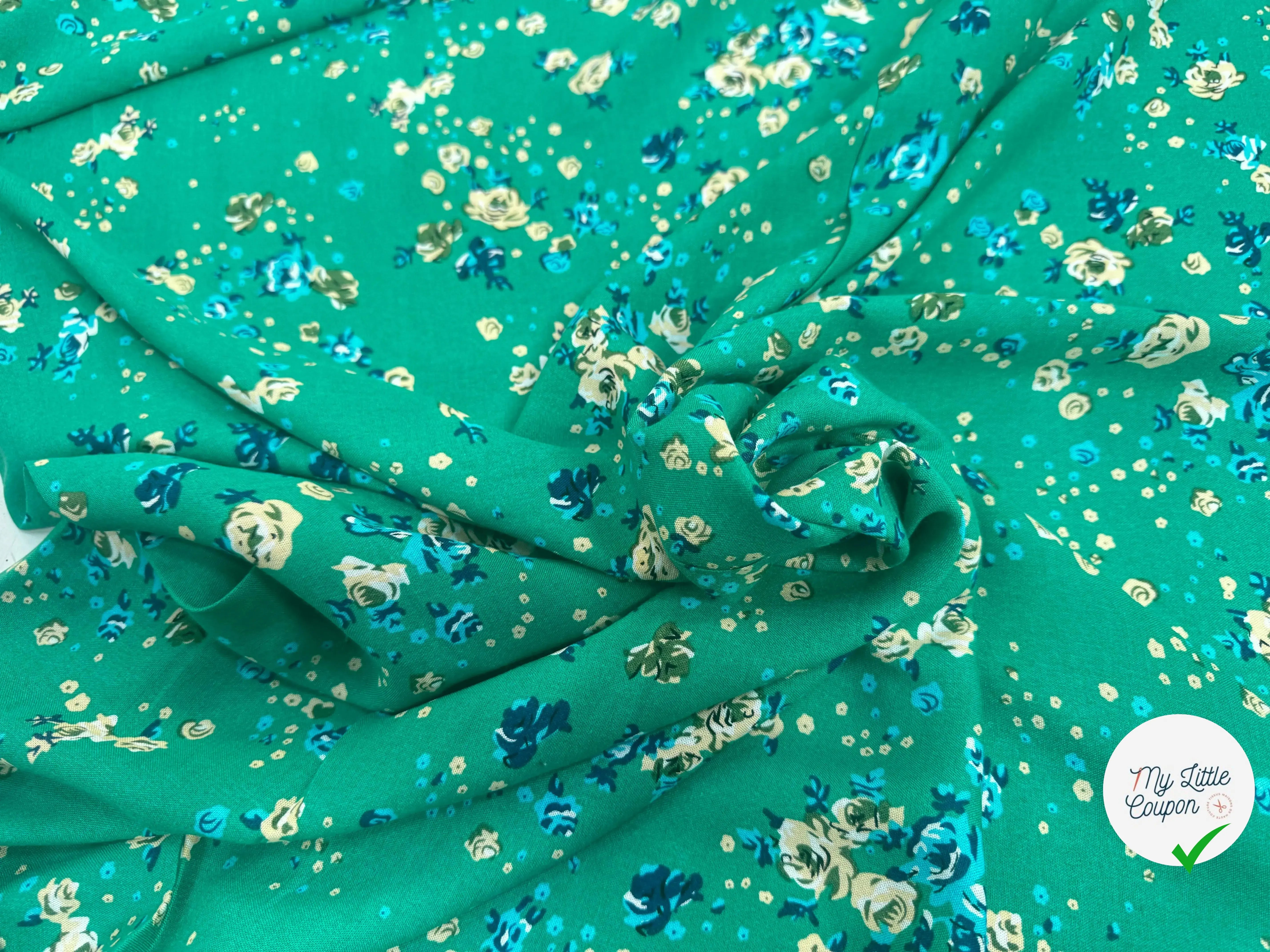 VISCOSE FOND VERT À MOTIFS FLORAUX BLEUS ET BEIGES - My Little Coupon