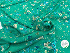 VISCOSE FOND VERT À MOTIFS FLORAUX BLEUS ET BEIGES - My Little Coupon