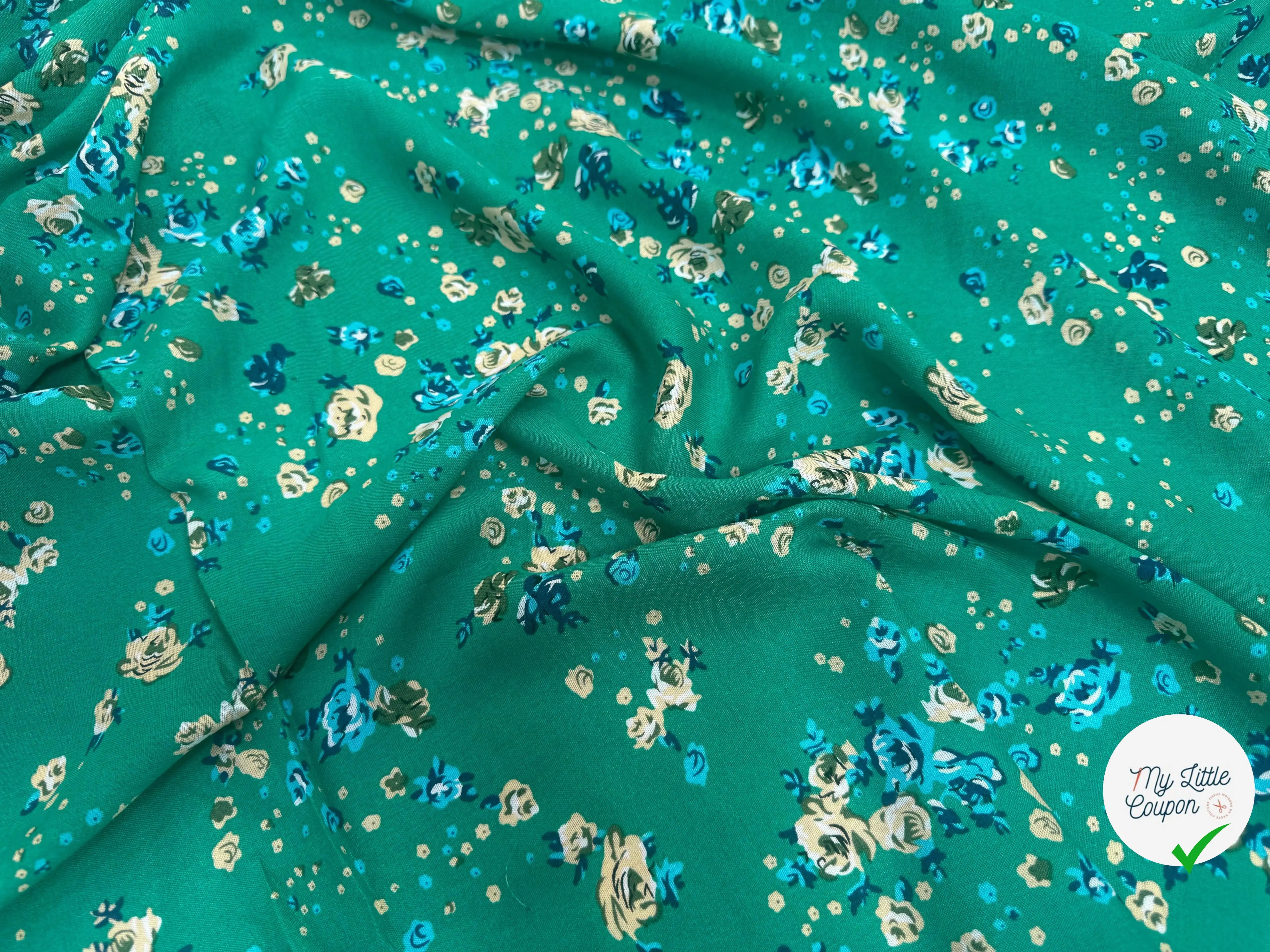 VISCOSE FOND VERT À MOTIFS FLORAUX BLEUS ET BEIGES - My Little Coupon