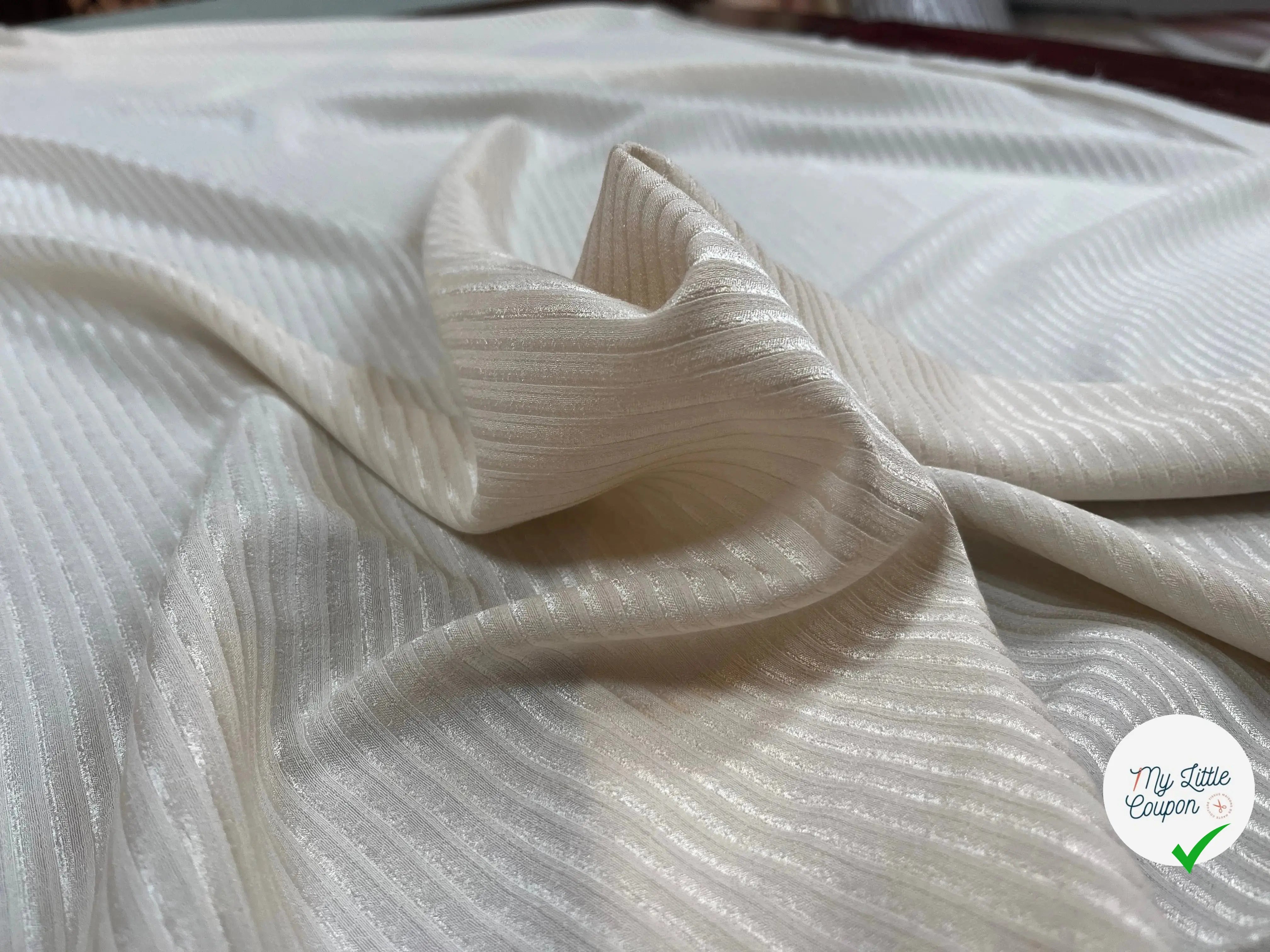 VISCOSE RAYURES SINCTILLANTES BEIGE À RAYURE - My Little Coupon