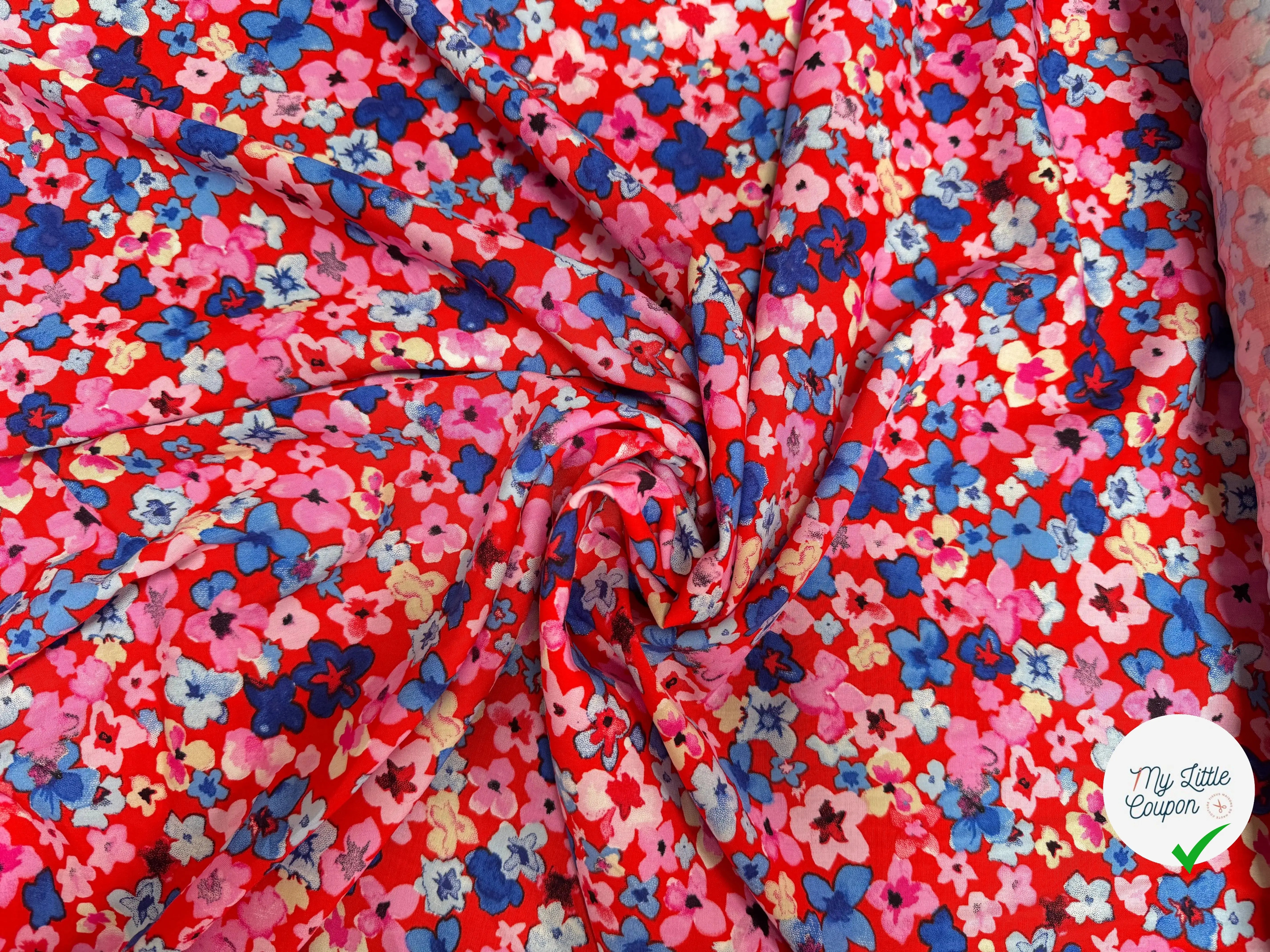 VISCOSE TOUCHÉ PEAU DE PÊCHE IMPRIMÉ FLEURS FOND ROUGE - My Little Coupon