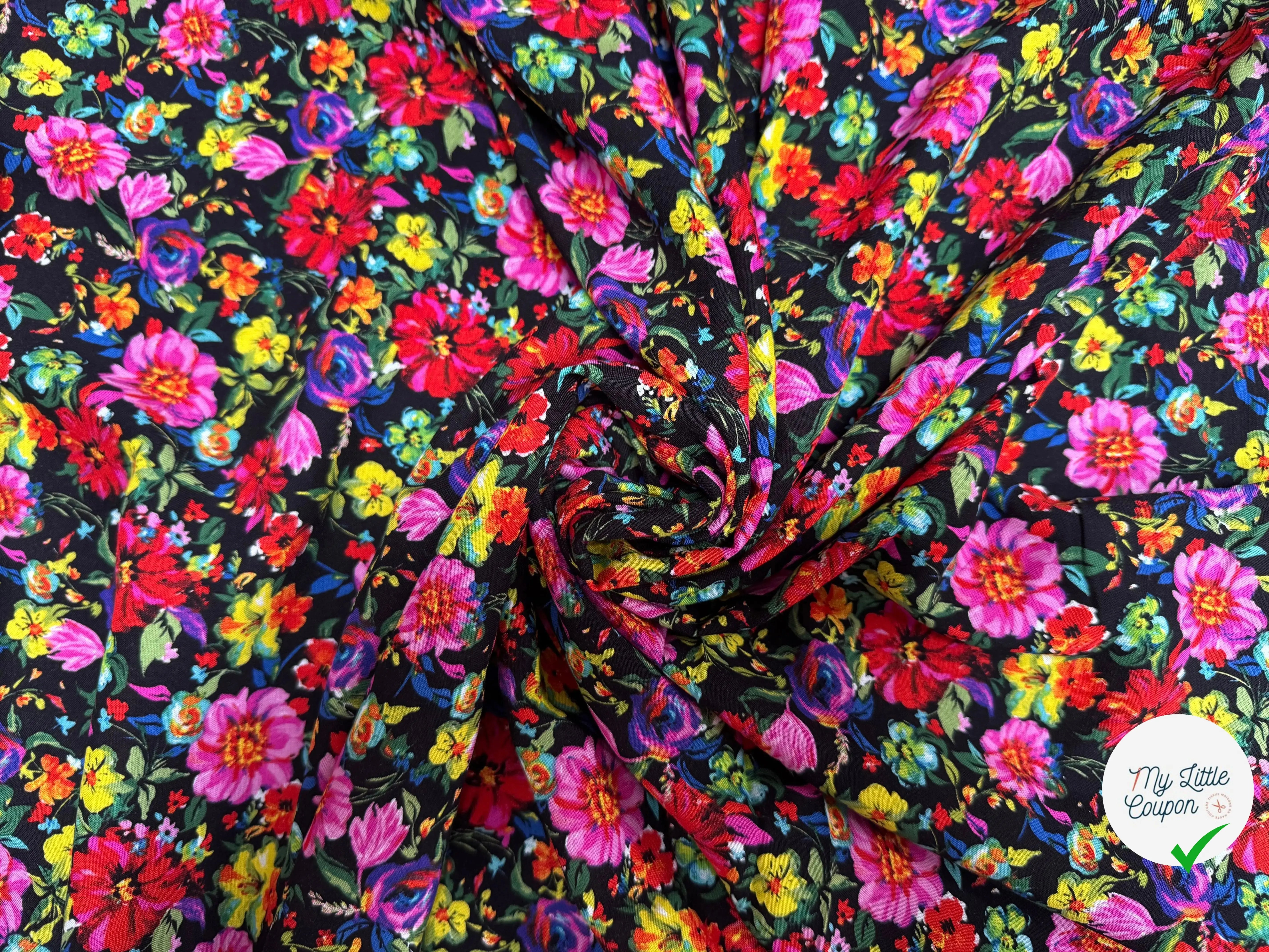 VISCOSE TOUCHÉ PEAU DE PÊCHE IMPRIMÉ FLEURS SUR FOND NOIR - My Little Coupon