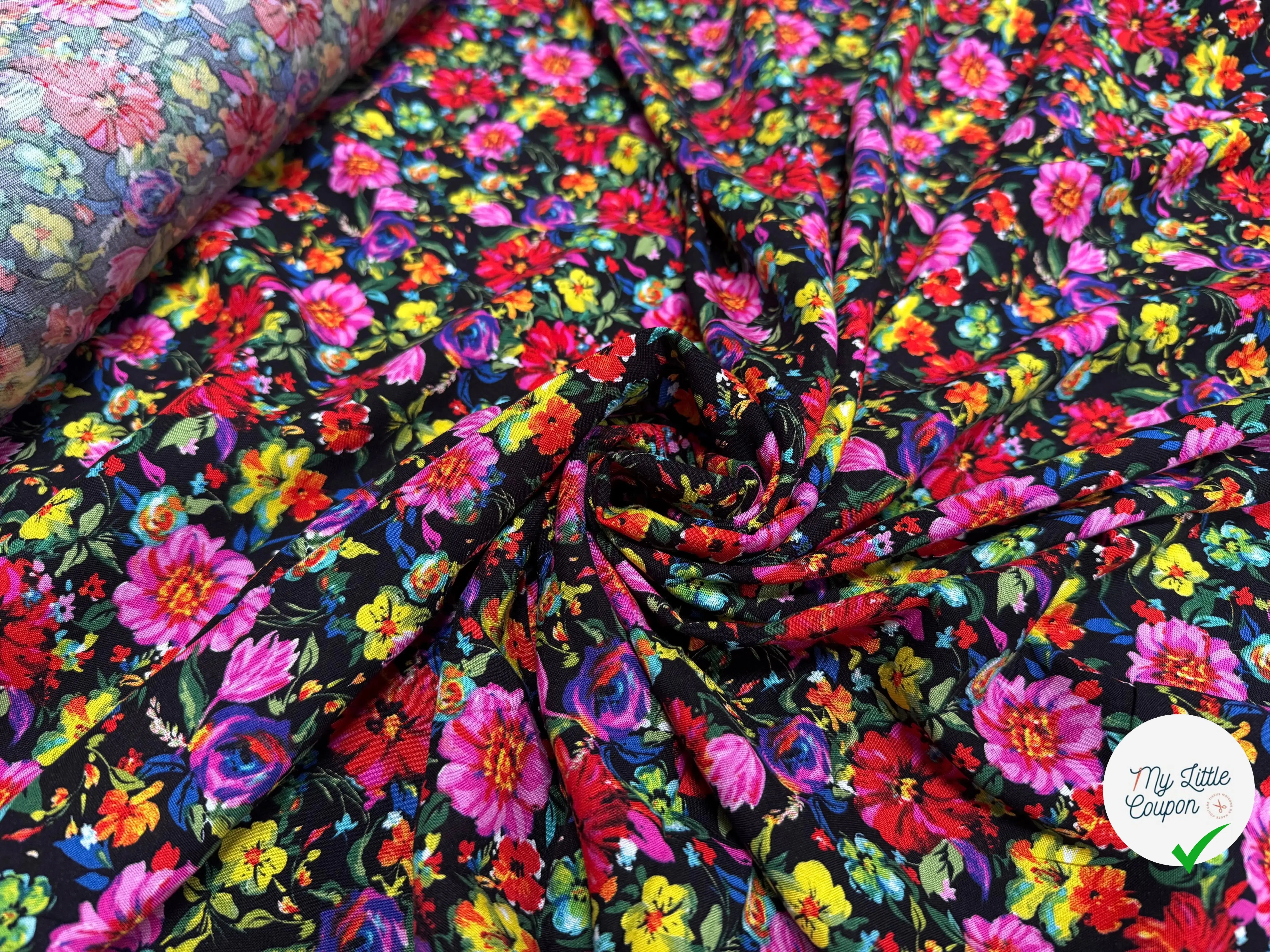 VISCOSE TOUCHÉ PEAU DE PÊCHE IMPRIMÉ FLEURS SUR FOND NOIR - My Little Coupon