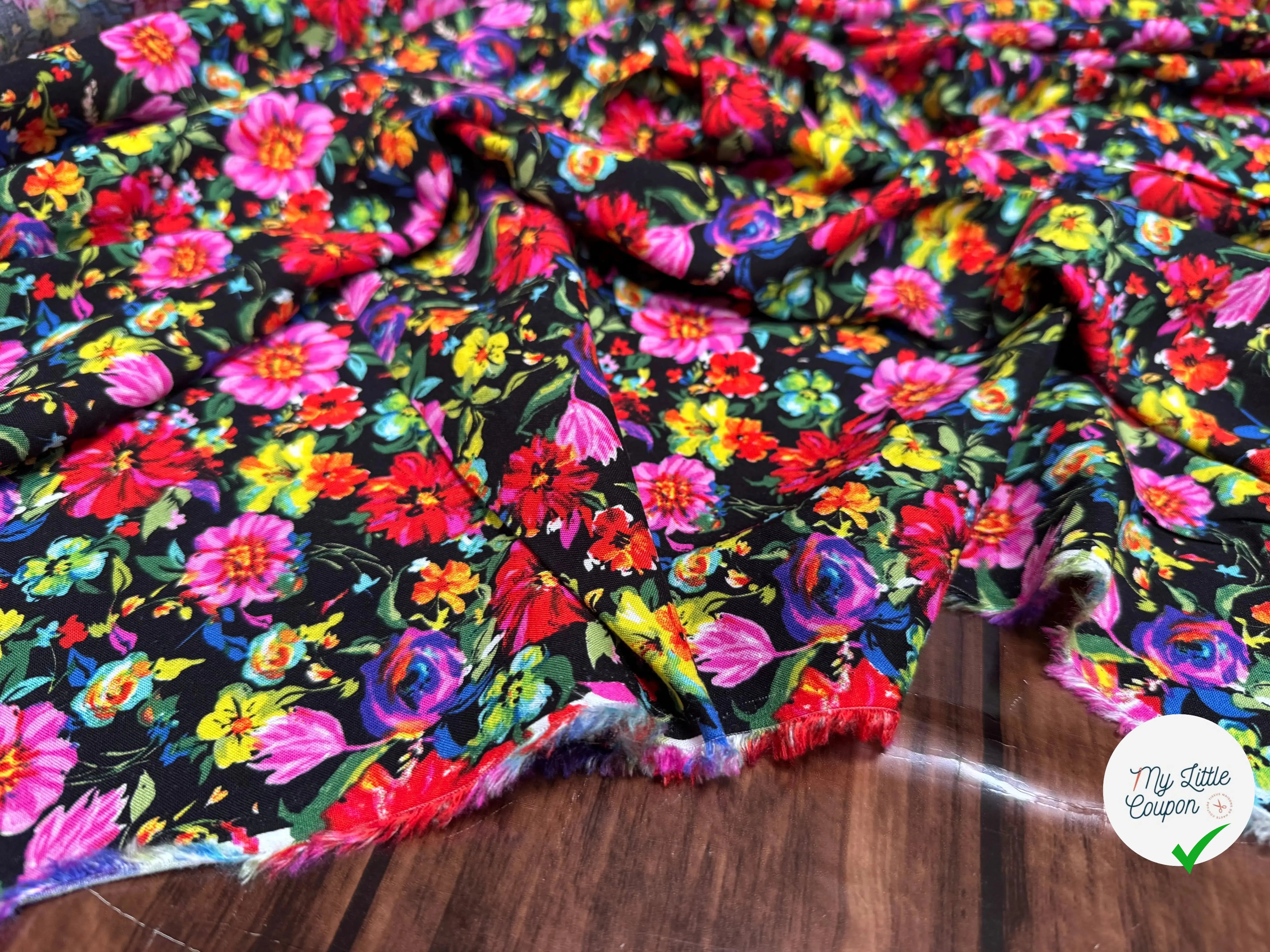 VISCOSE TOUCHÉ PEAU DE PÊCHE IMPRIMÉ FLEURS SUR FOND NOIR - My Little Coupon