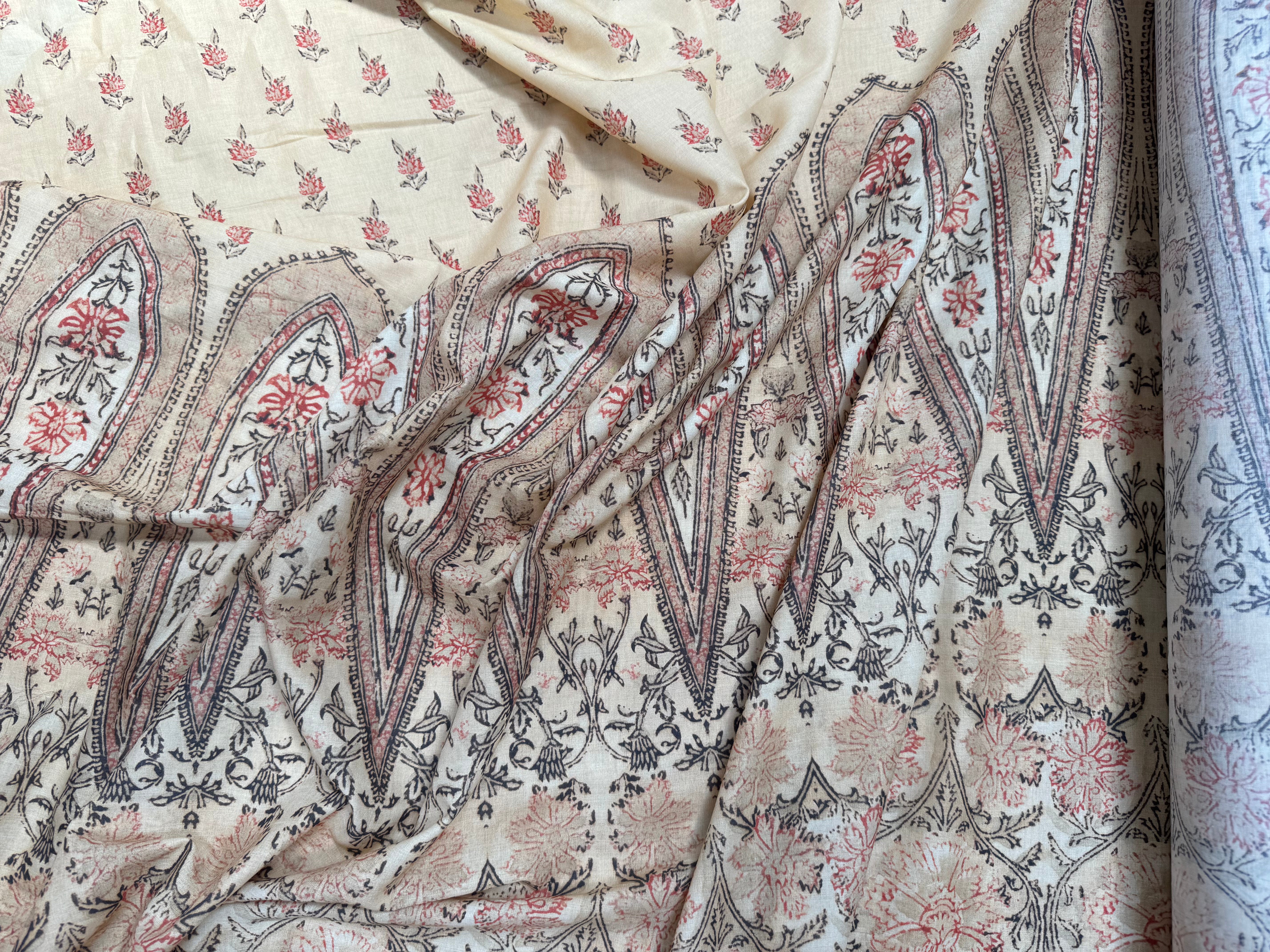 VOILE DE COTON FOND ROSE PALE ESPRIT ROSACE MÉDIÉVAL - My Little Coupon