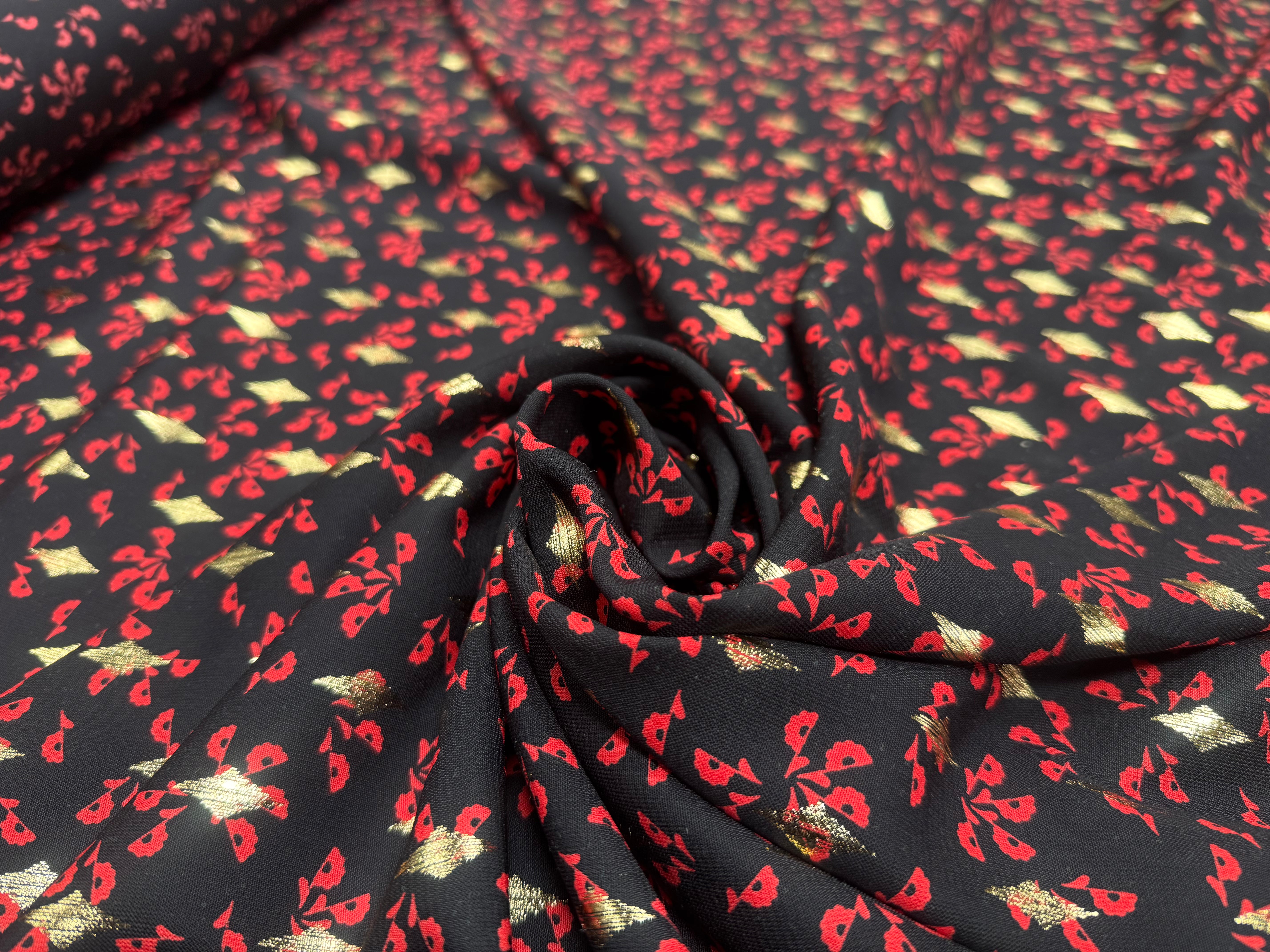 (Chute) WOOLPEACH FOND NOIR FLEURS ROUGE ET DETAILS DORÉS - My Little Coupon