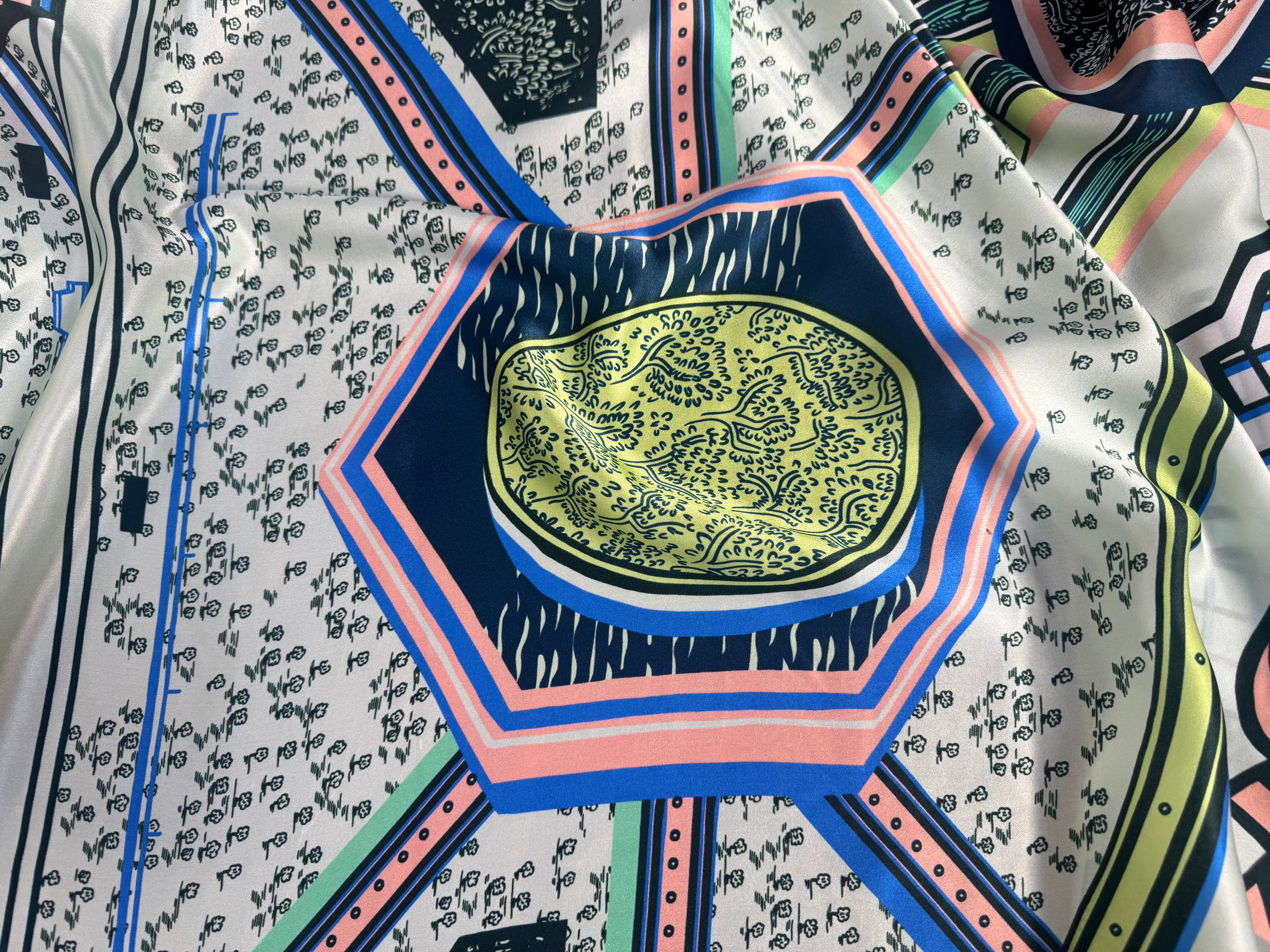 SATIN DE SOIE ITALIEN IMPRIMÉ CREATORE GEOMETRIQUE - My Little Coupon