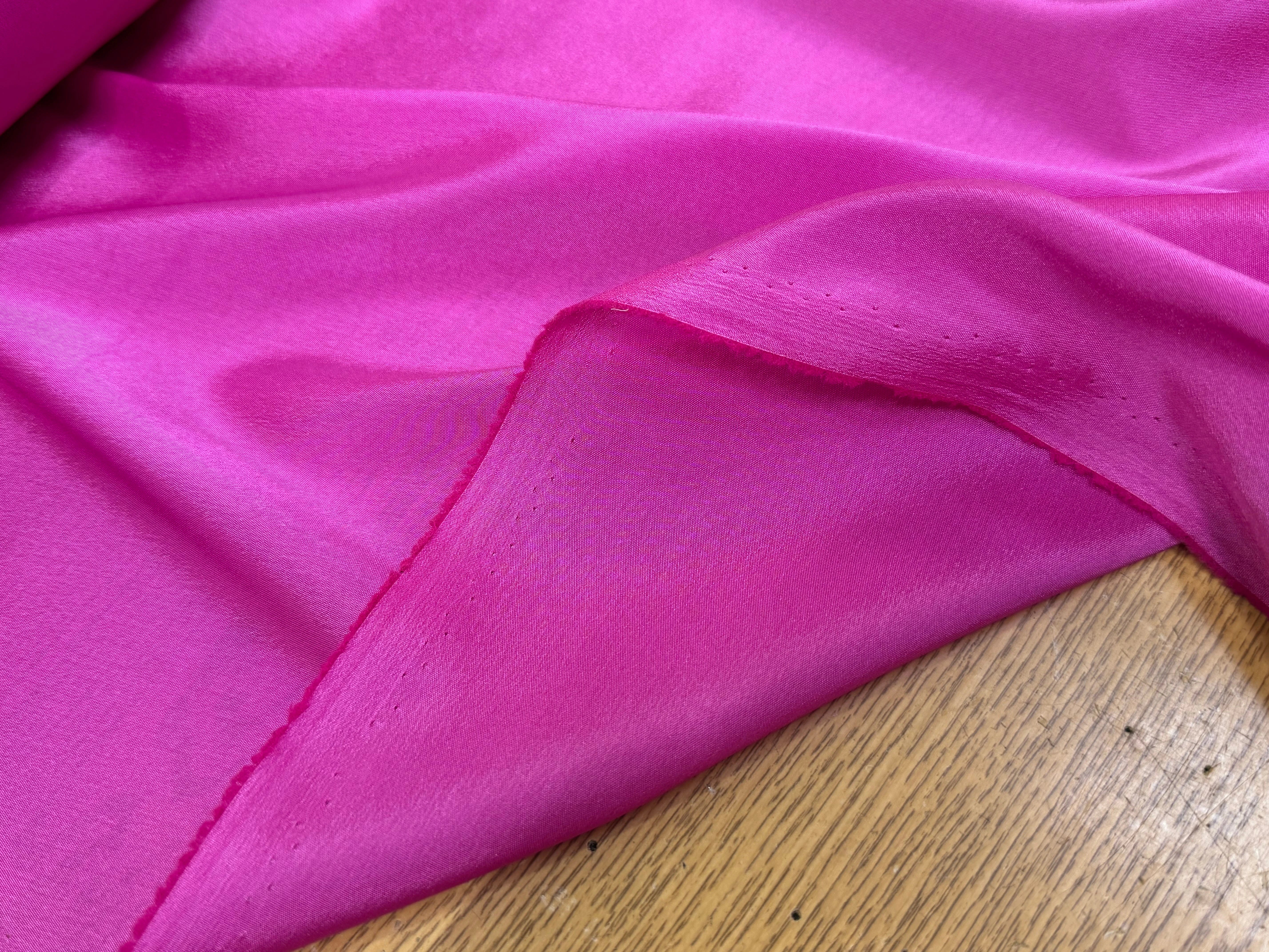 DOUBLURE FLUIDE 68% ACETATE LÉGÈREMENT SATINÉE BARBIE - My Little Coupon