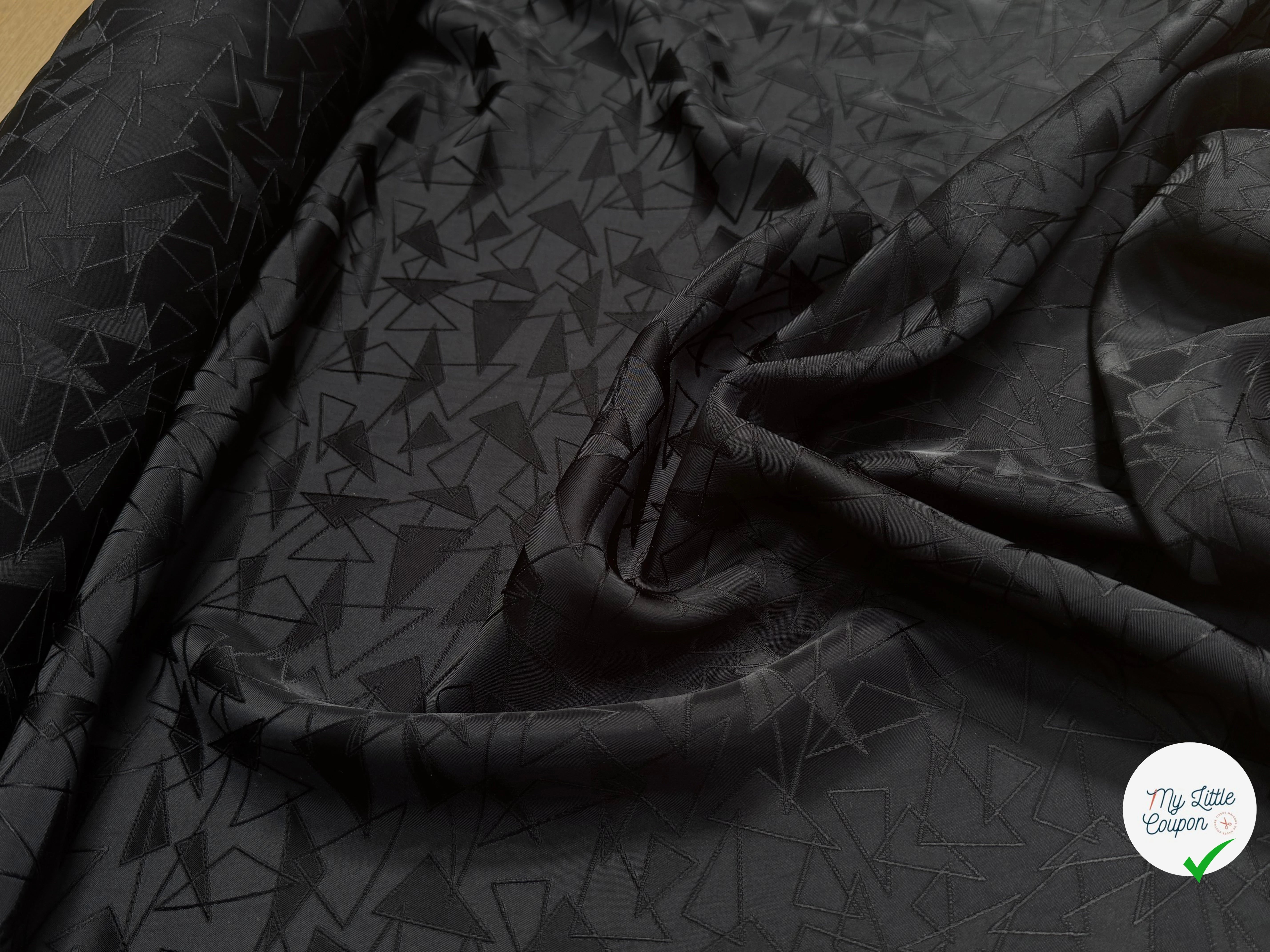 DOUBLURE JACQUARD SATIN LOURD 100% VISCOSE MOTIFS TRIANGULAIRES NOIRS - My Little Coupon