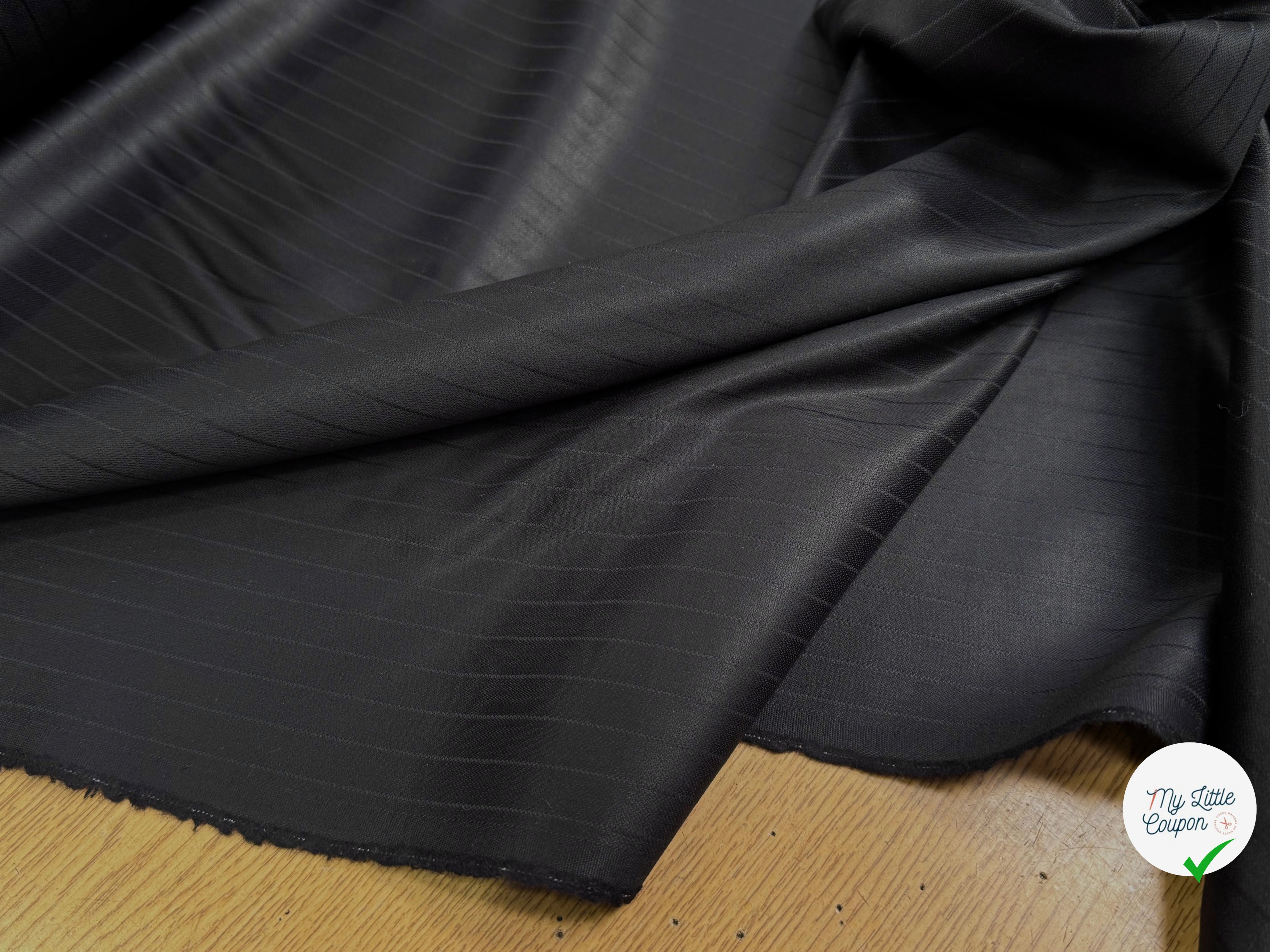 DRAPERIE DE LAINE FLUIDE RAYÉE NOIRE EFFET SATINÉ - My Little Coupon