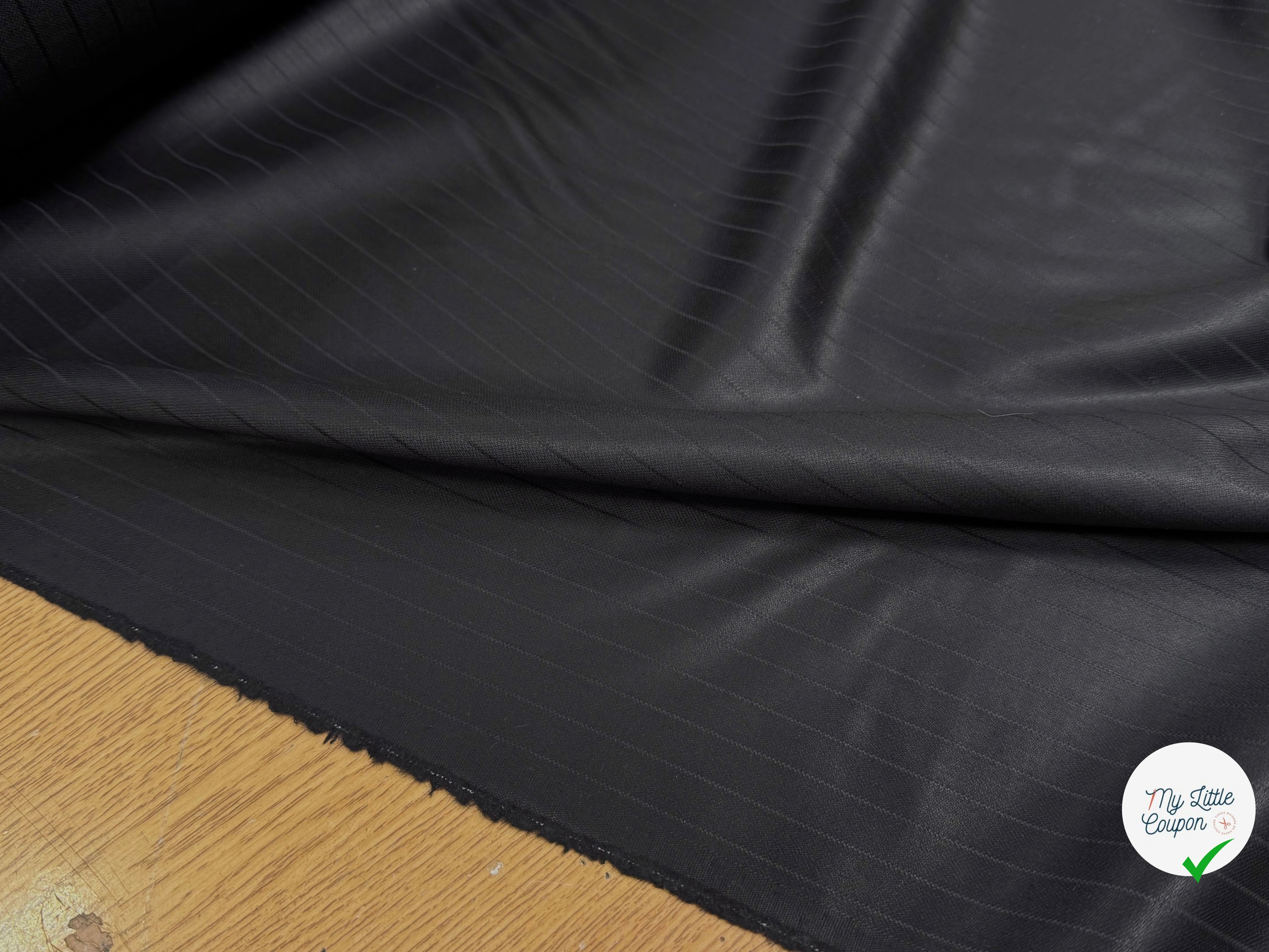 DRAPERIE DE LAINE FLUIDE RAYÉE NOIRE EFFET SATINÉ - My Little Coupon