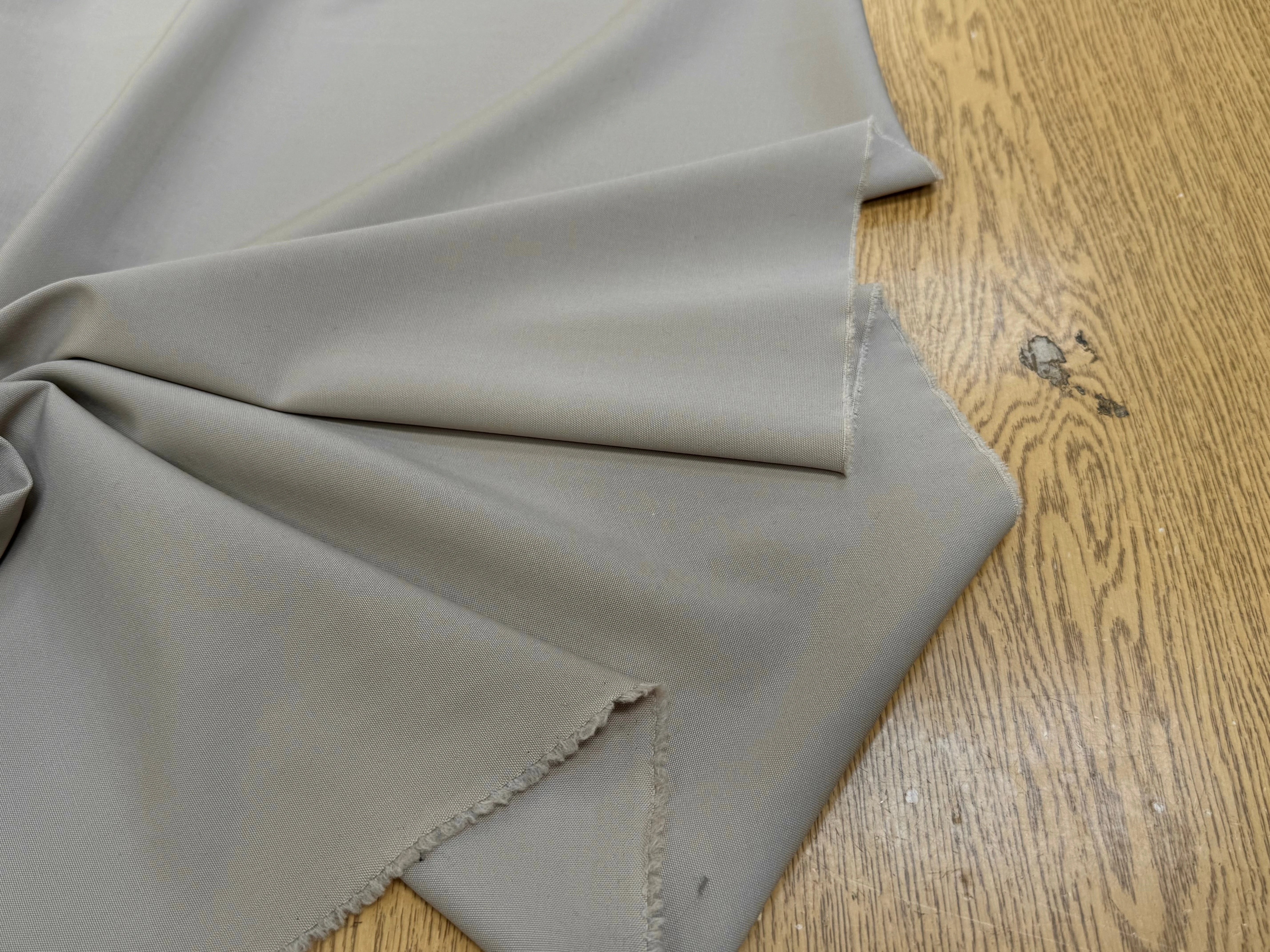 DRAPERIE DE LAINE TAUPE TRÈS BELLE TENUE - My Little Coupon