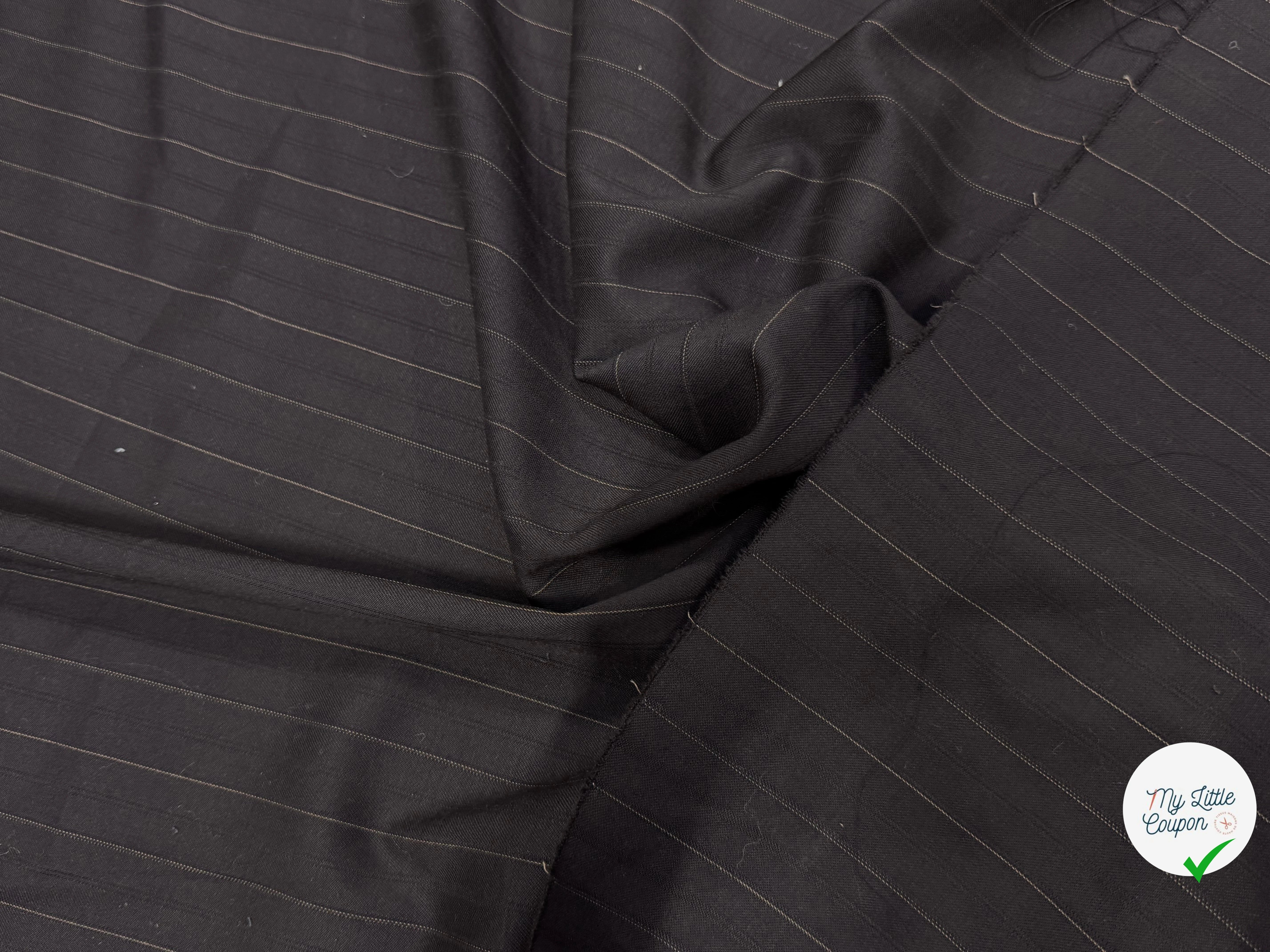DRAPERIE ÉLÉGANTE NOIRE À FINES RAYURES LAINE STRETCH - My Little Coupon