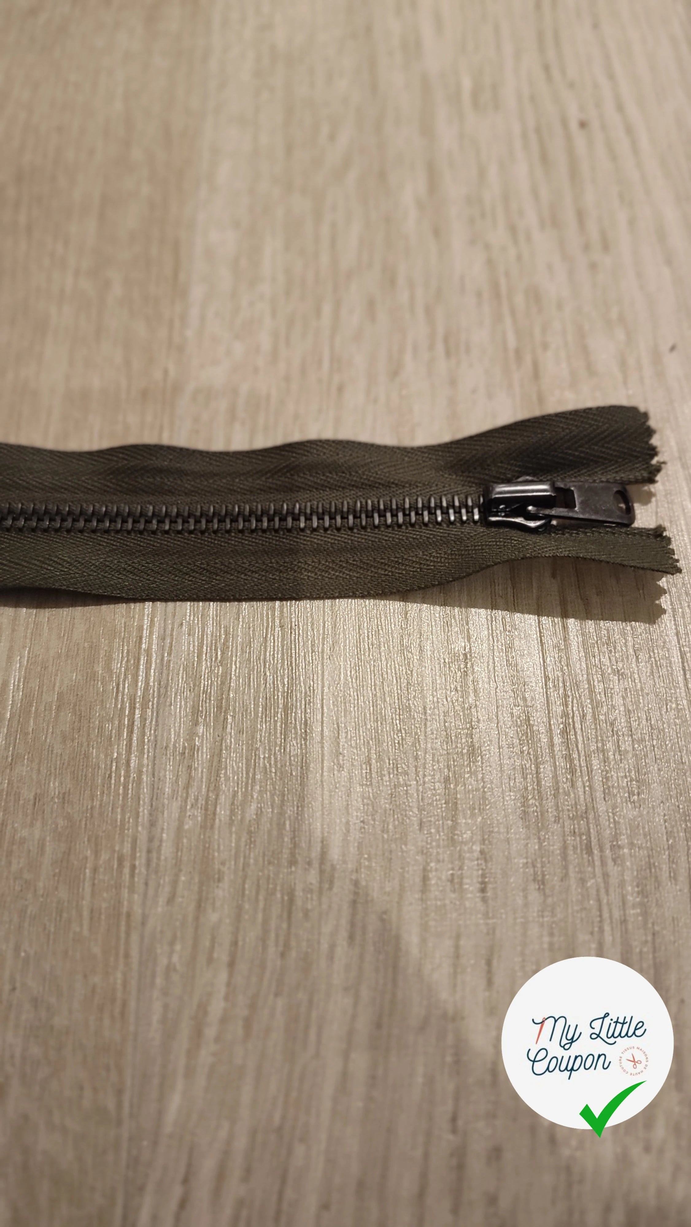 FERMETURE RIRI MÉTAL NON SÉPARABLE 35CM VERT KAKI FONCÉ M6 - My Little Coupon