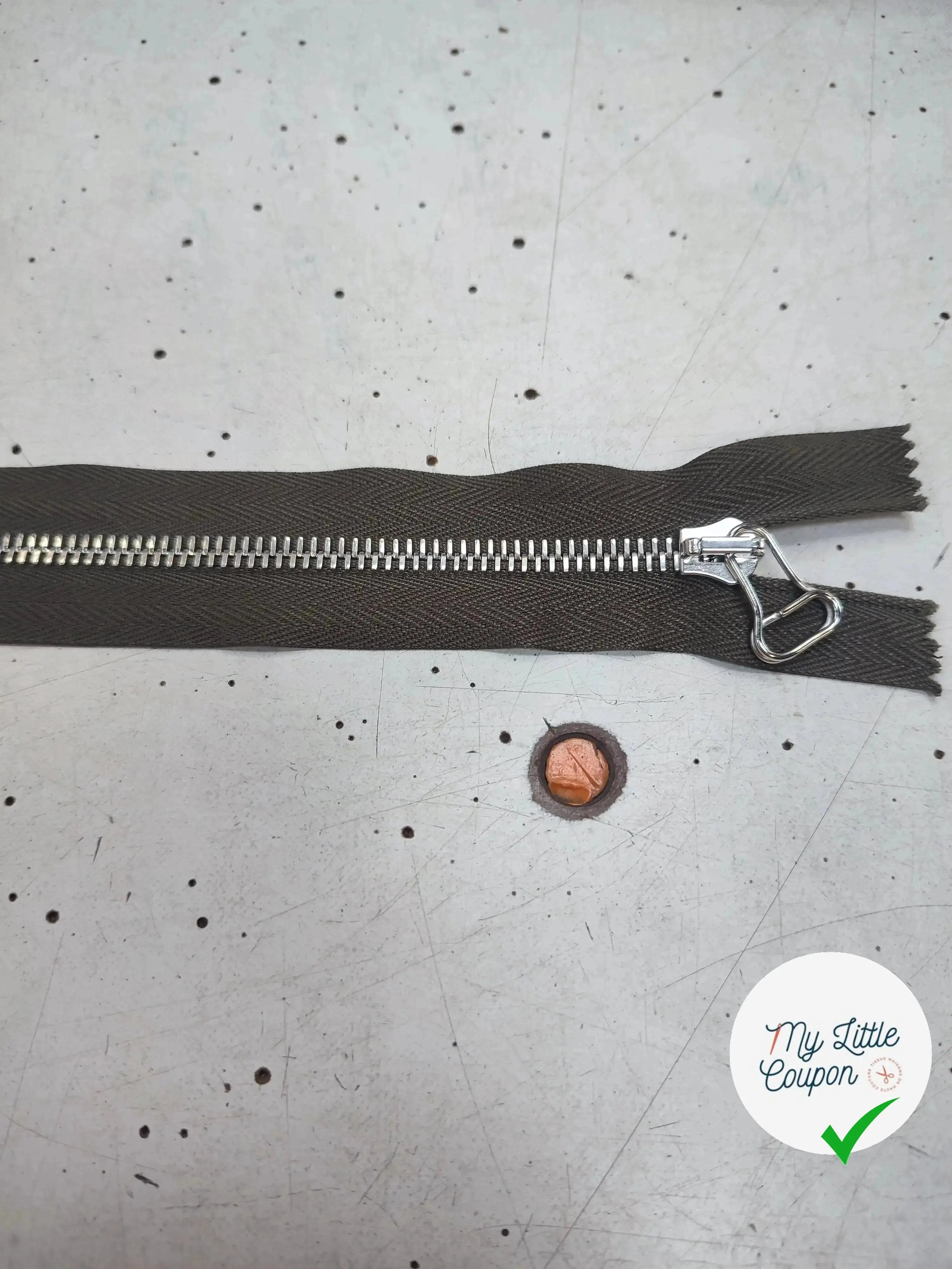 FERMETURE RIRI METAL SÉPARABLE 45CM VERT KAKI M6 - My Little Coupon