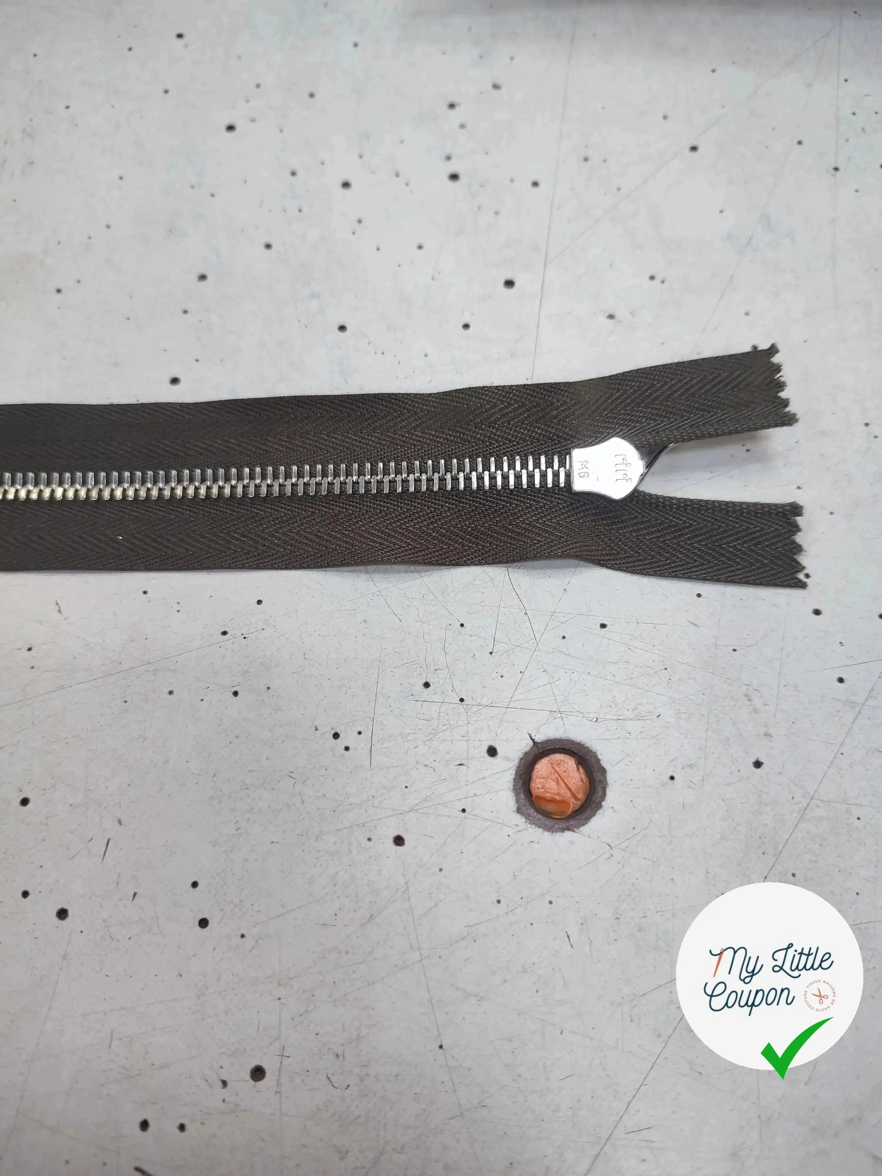 FERMETURE RIRI METAL SÉPARABLE 45CM VERT KAKI M6 - My Little Coupon