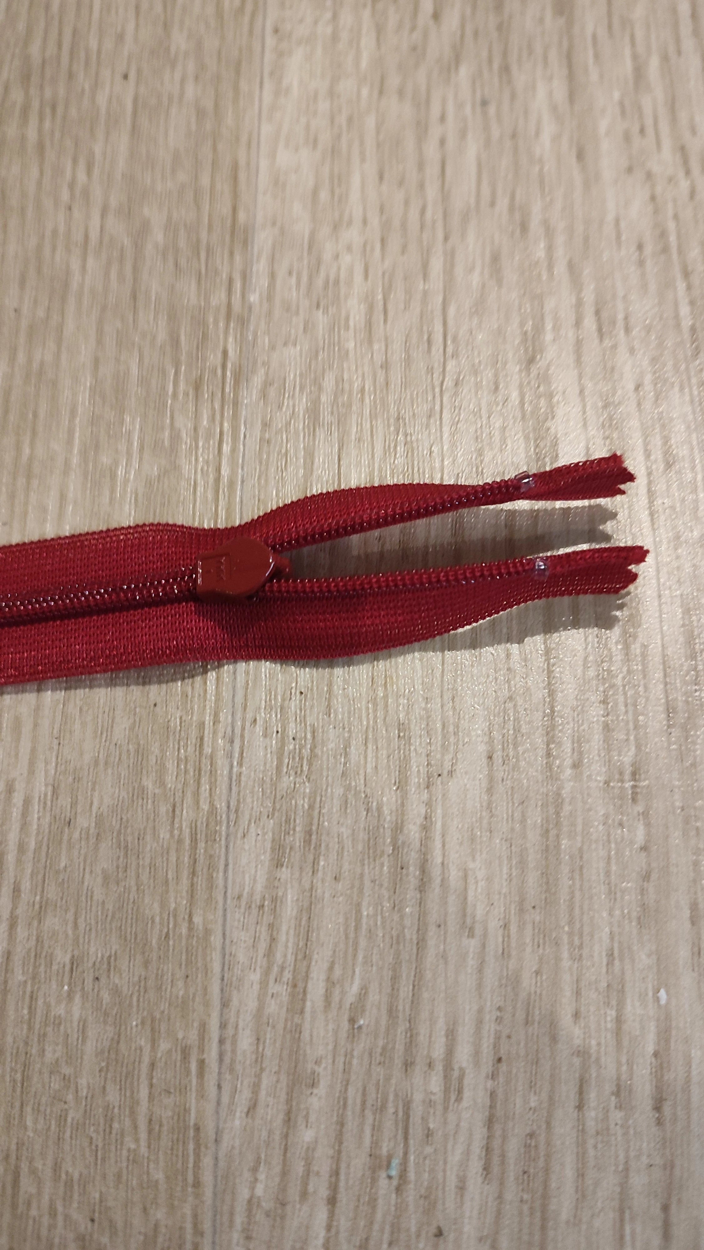 FERMETURE RIRI MÉTAL NON SÉPARABLE INVISIBLE 22CM ROUGE - My Little Coupon