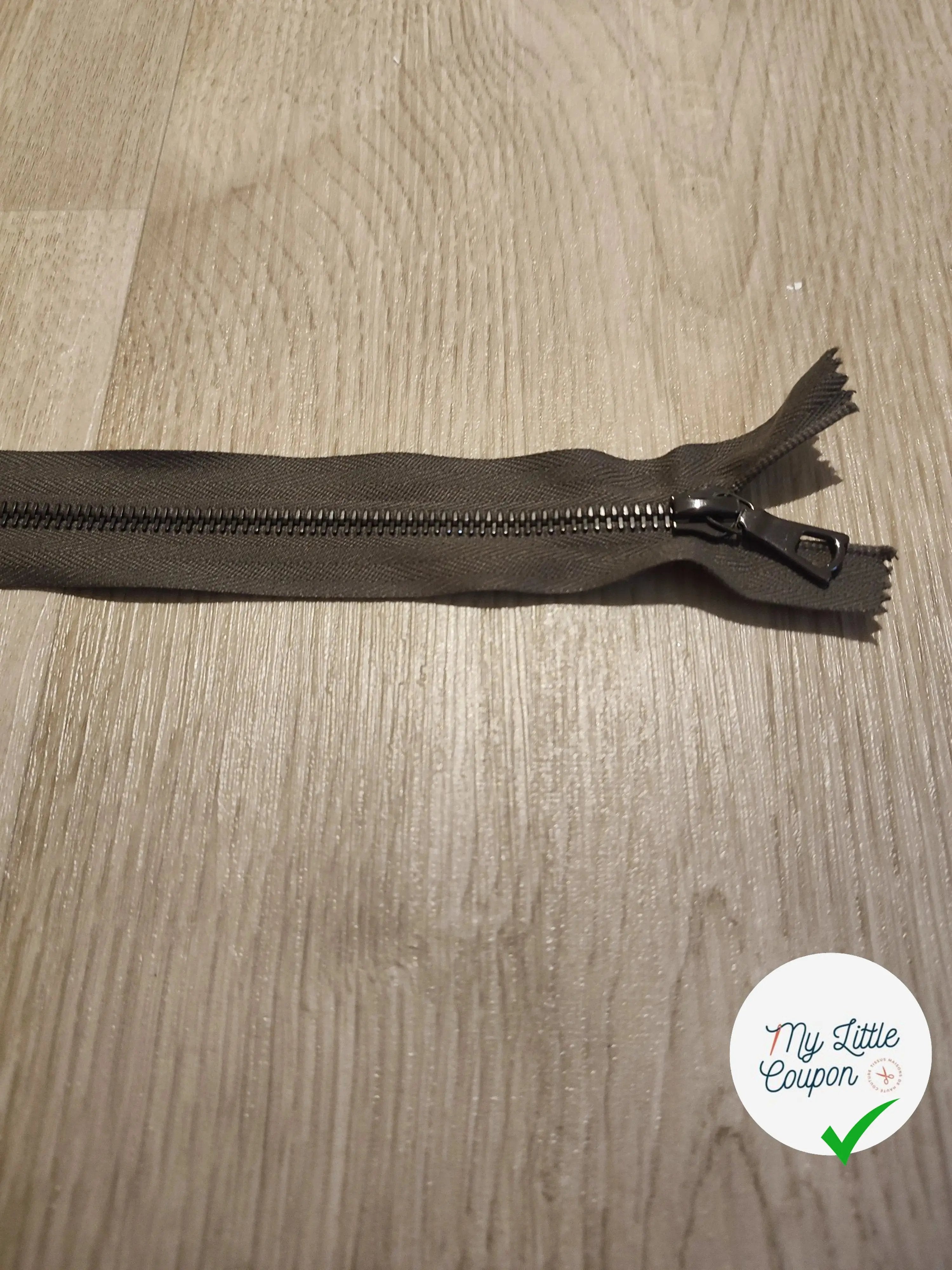 FERMETURE RIRI METAL SÉPARABLE 65CM GRIS FONCÉ M6 - My Little Coupon