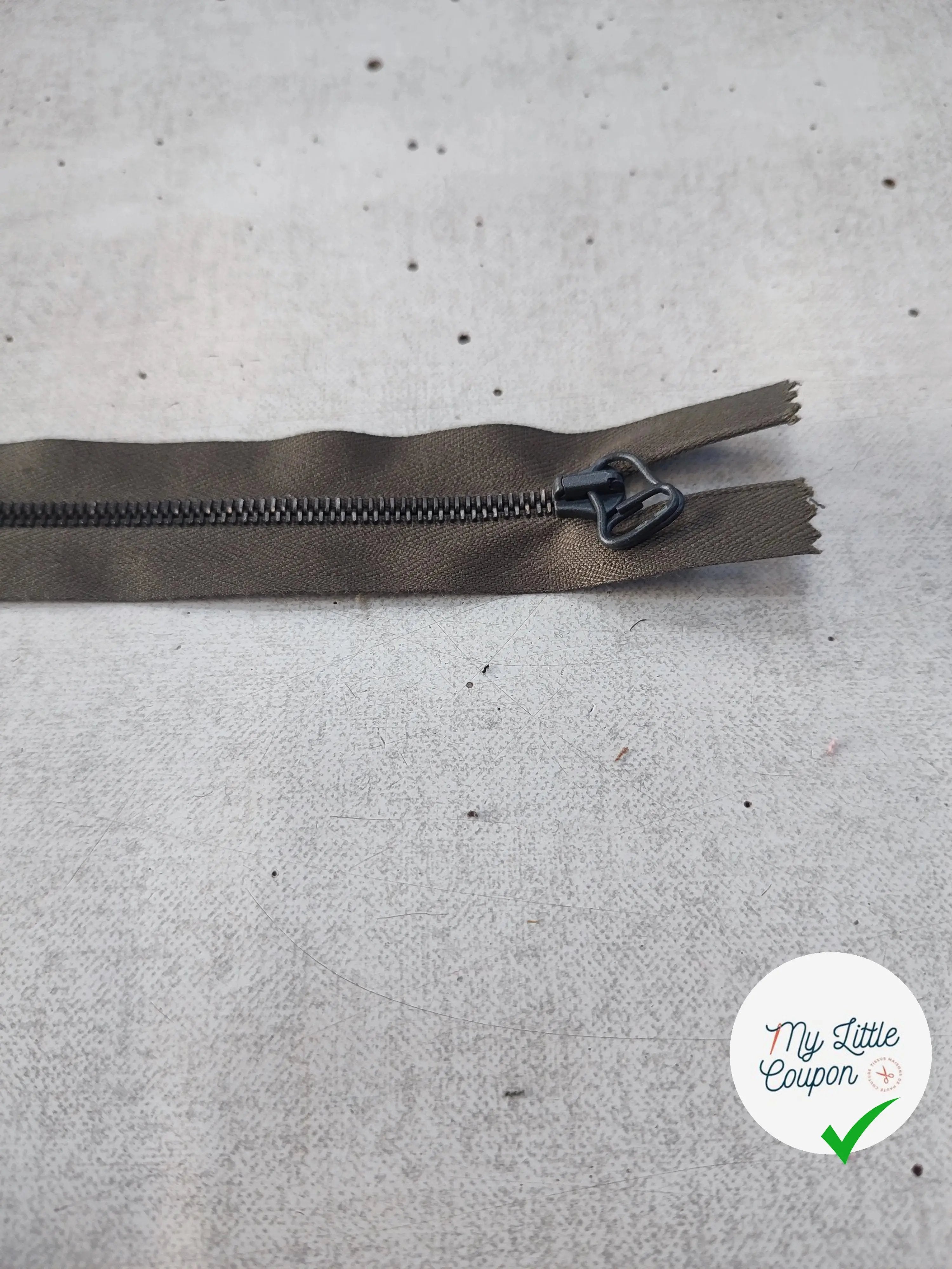 FERMETURE RIRI METAL NON SÉPARABLE 25CM VERT KAKI FONCÉ M4 - My Little Coupon