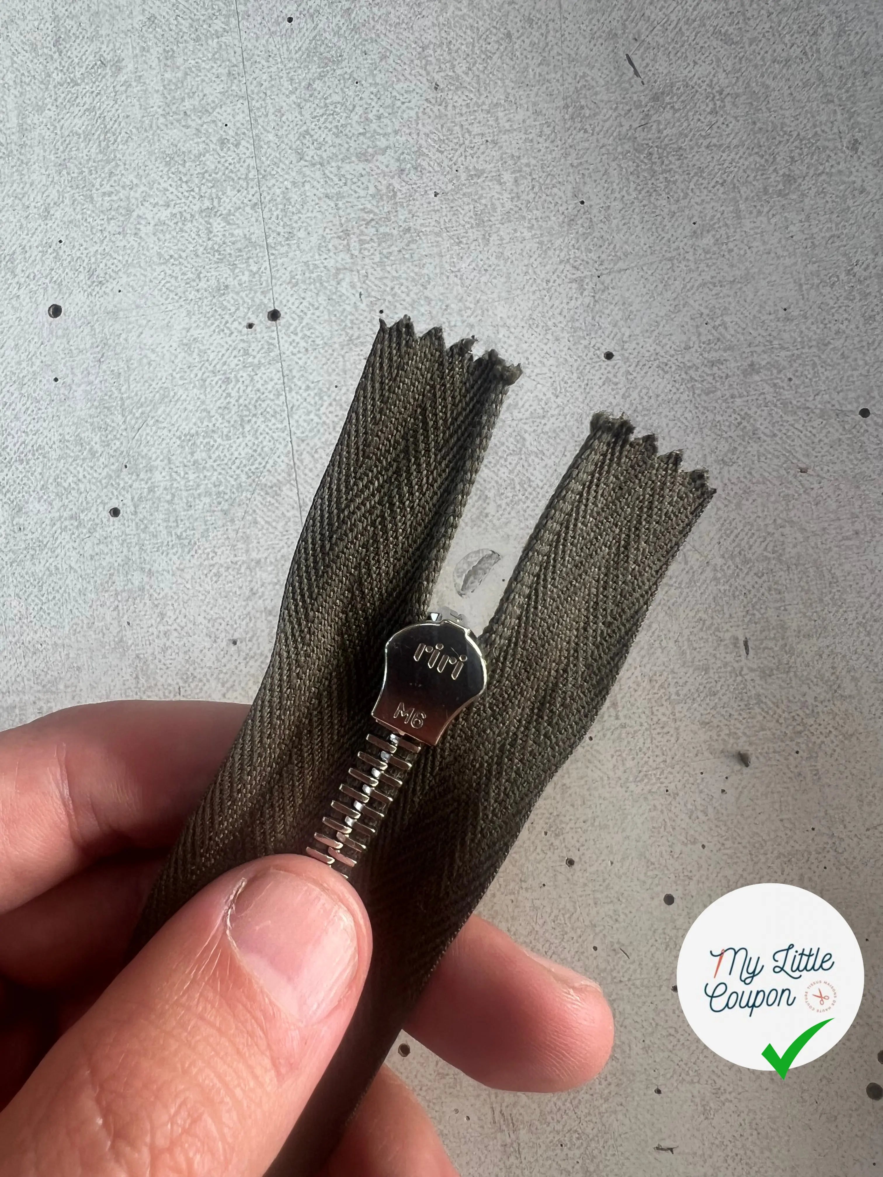 FERMETURE RIRI SÉPARABLE VERT MÉTAL 45 CM - My Little Coupon