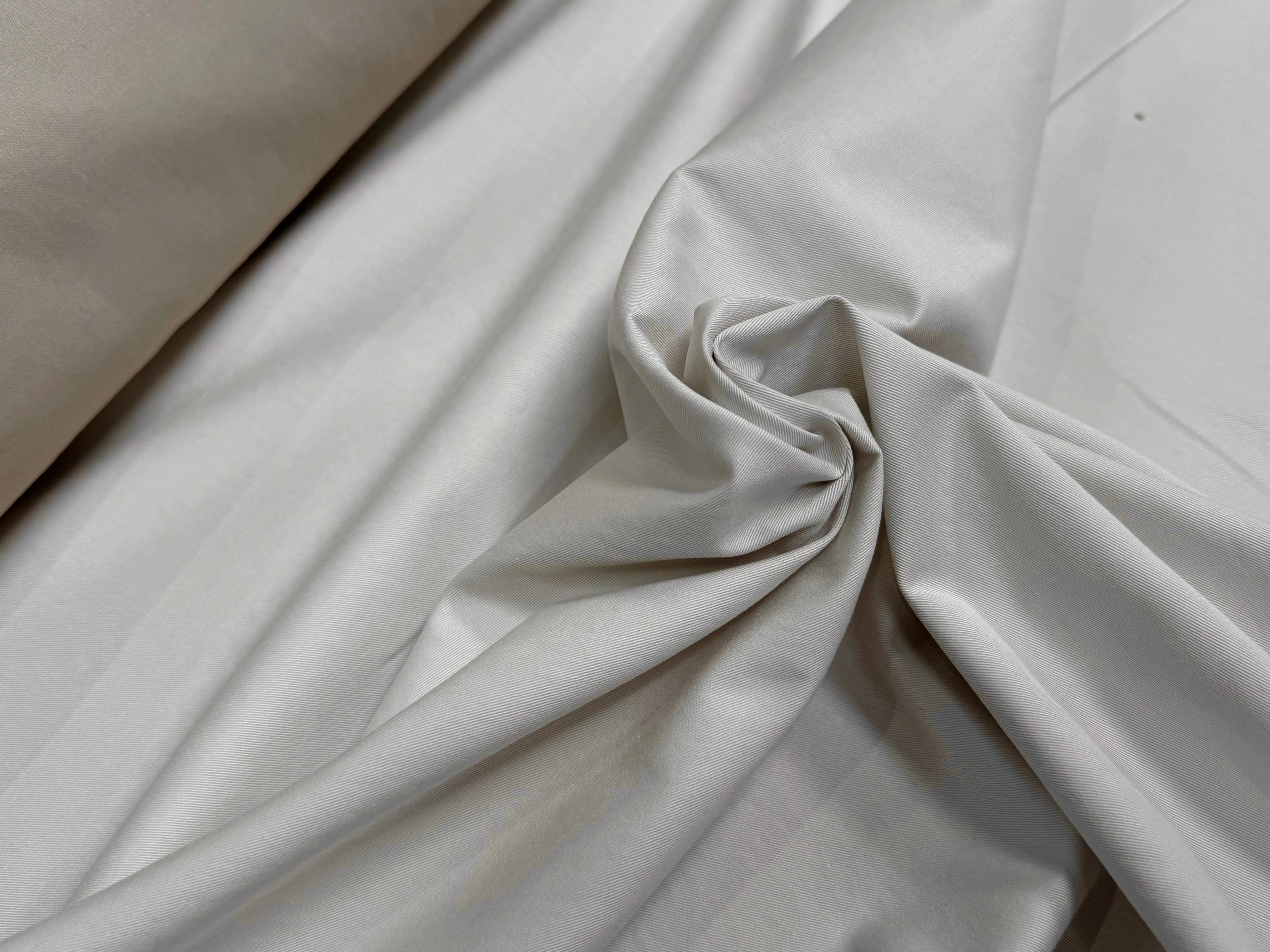 GABARDINE DE COTON FIN FINEMENT SERGÉE ET LÉGÈREMENT STRETCH CRAIE - My Little Coupon