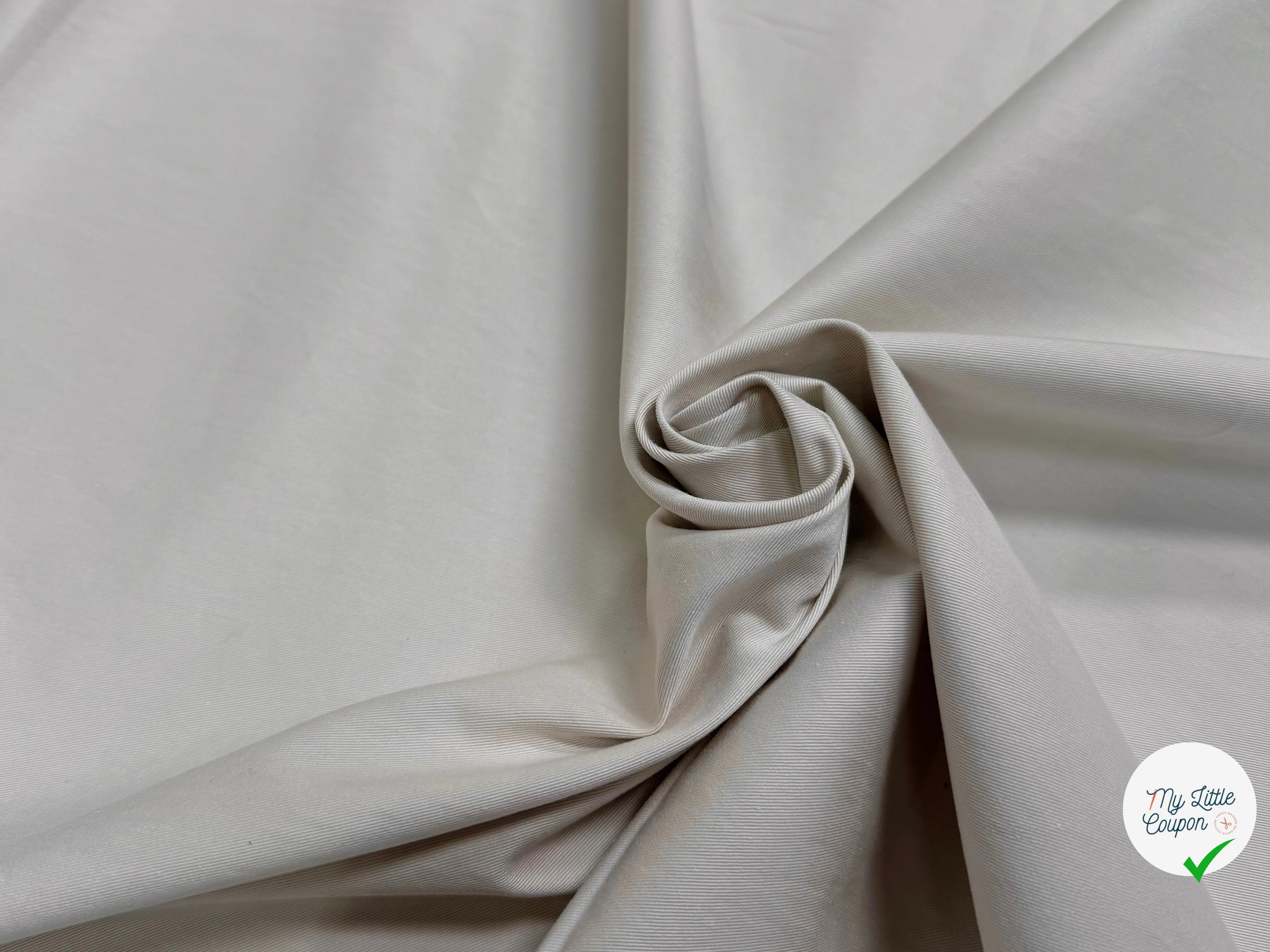 GABARDINE DE COTON FIN FINEMENT SERGÉE ET LÉGÈREMENT STRETCH CRAIE - My Little Coupon