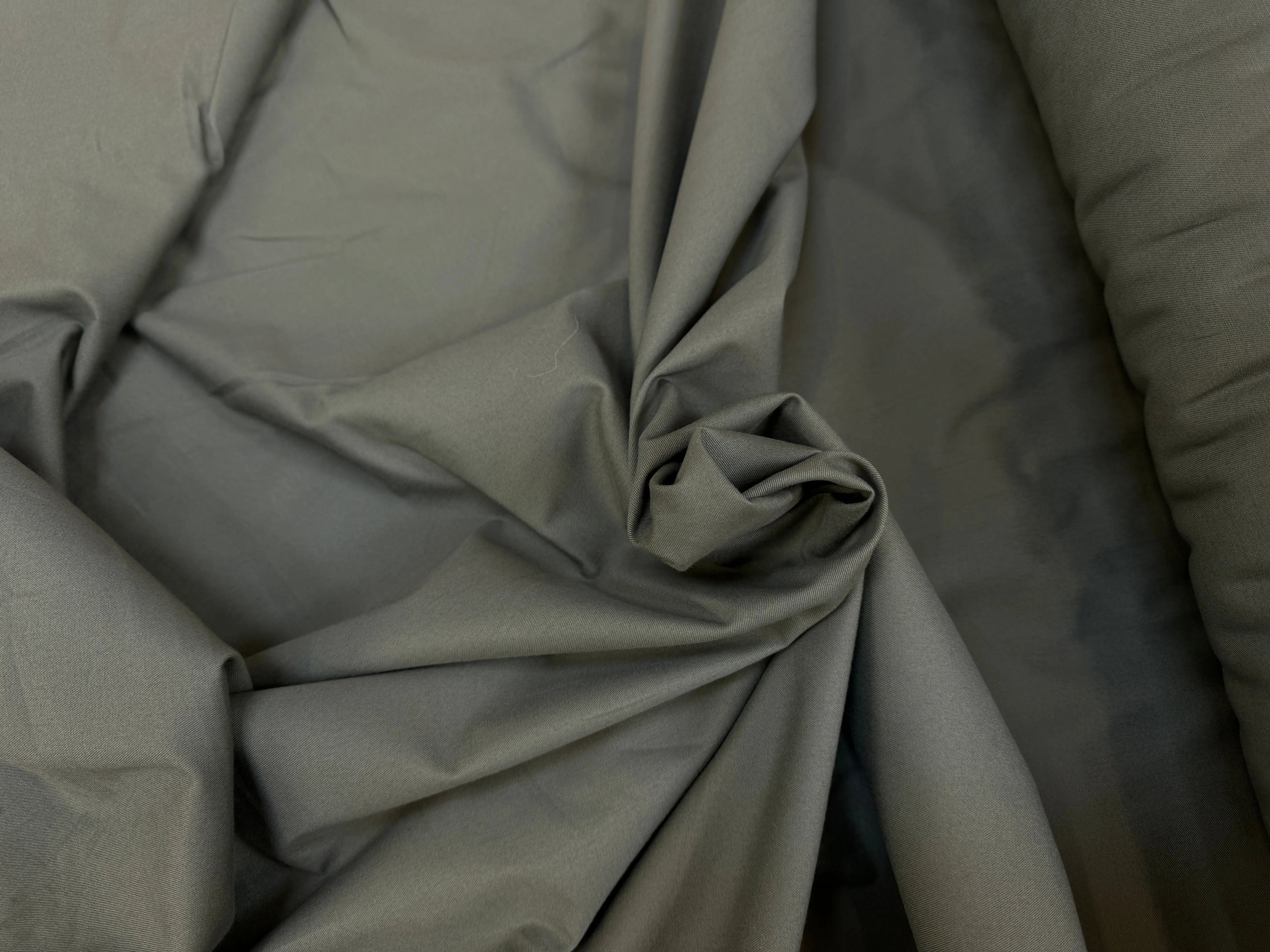GABARDINE DE COTON FINEMENT SERGÉE KAKI - My Little Coupon