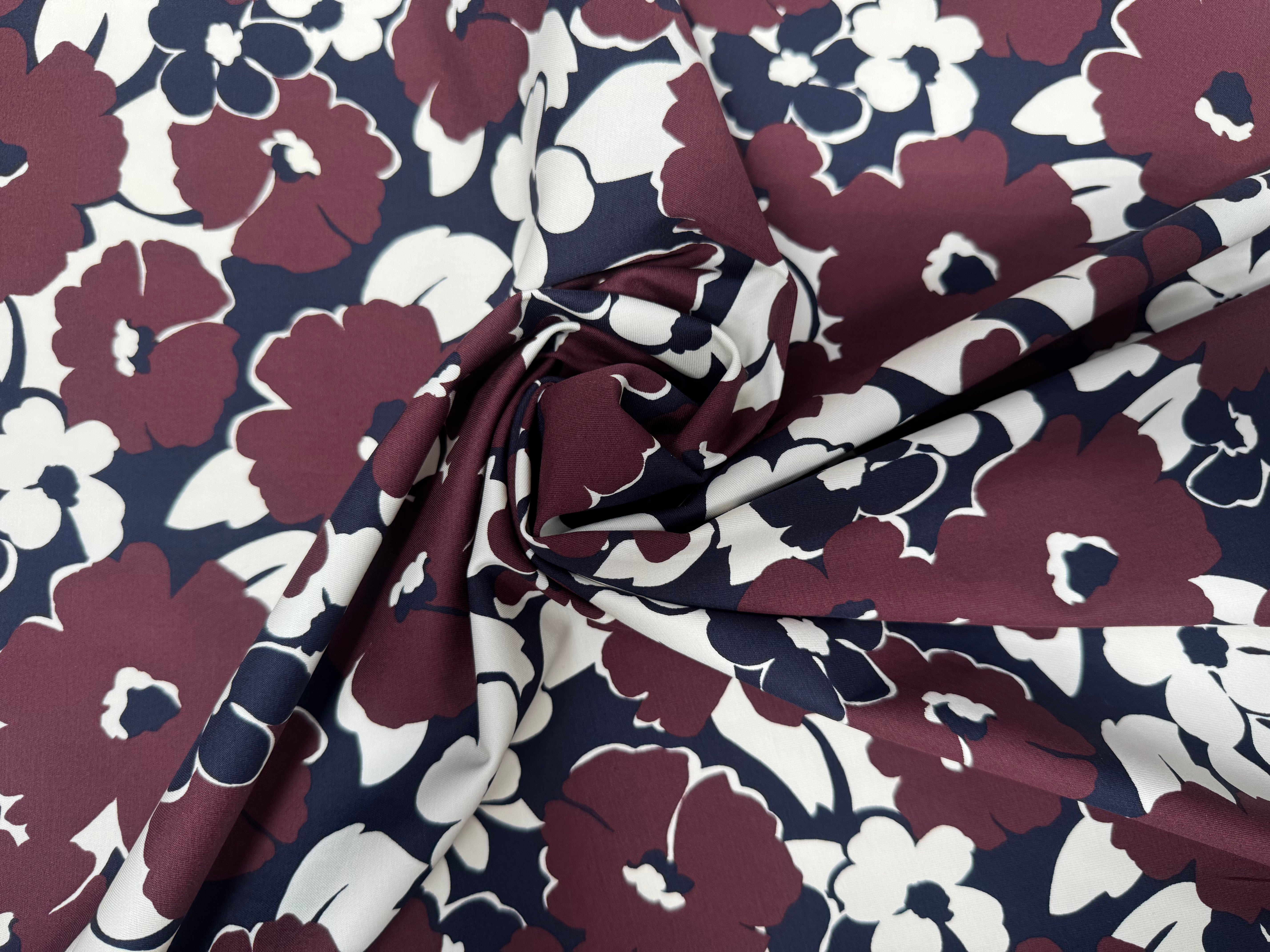 GABARDINE DE COTON FOND BLANC MOTIF GROSSES FLEURS BORDEAUX STRECH - My Little Coupon