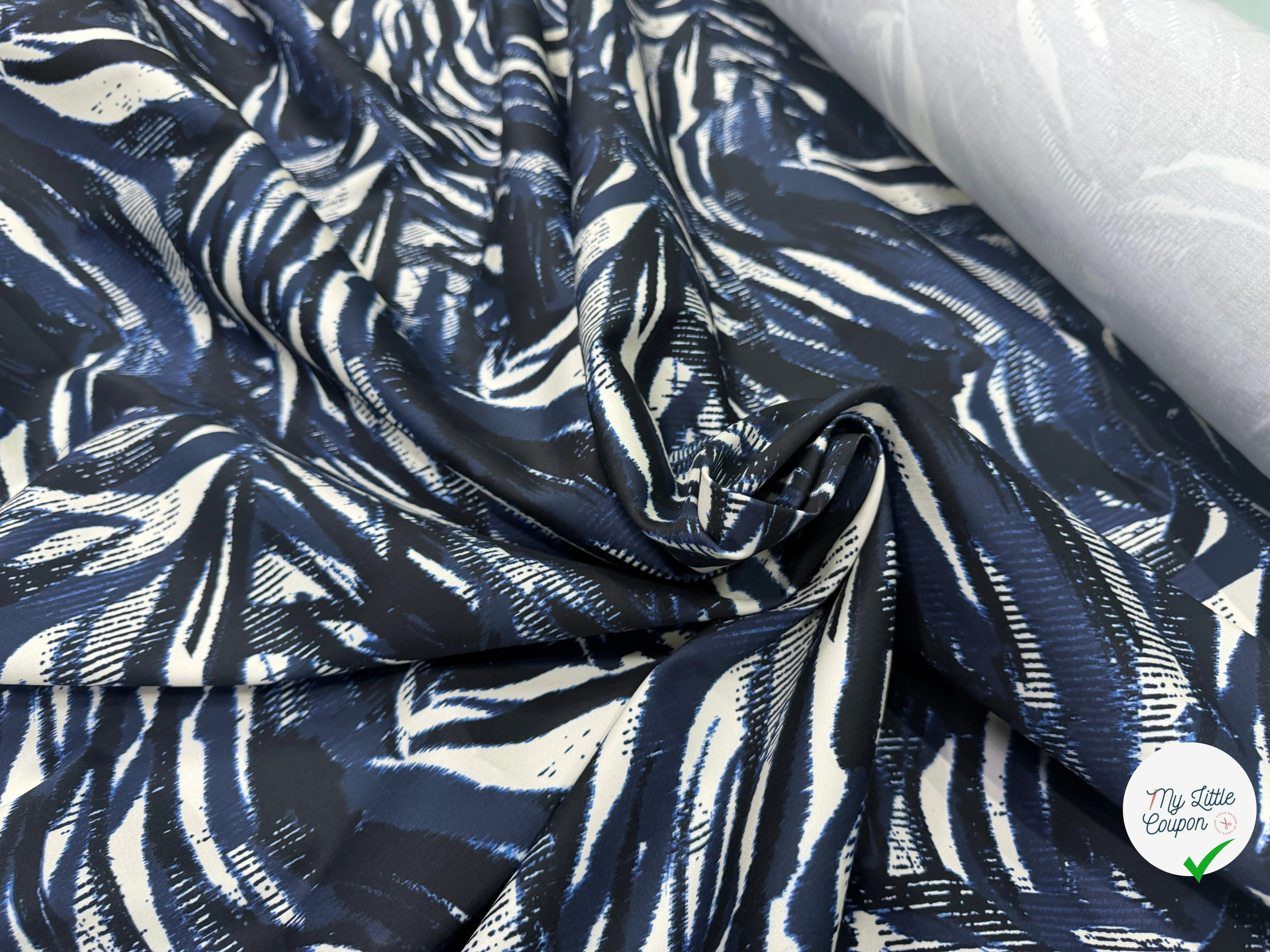GABARDINE DE COTON LÉGÈREMENT SATINÉE IMPRIMÉ COUPS DE PINCEAU MARINE FOND ÉCRU - My Little Coupon