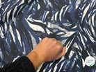 GABARDINE DE COTON LÉGÈREMENT SATINÉE IMPRIMÉ COUPS DE PINCEAU MARINE FOND ÉCRU - My Little Coupon