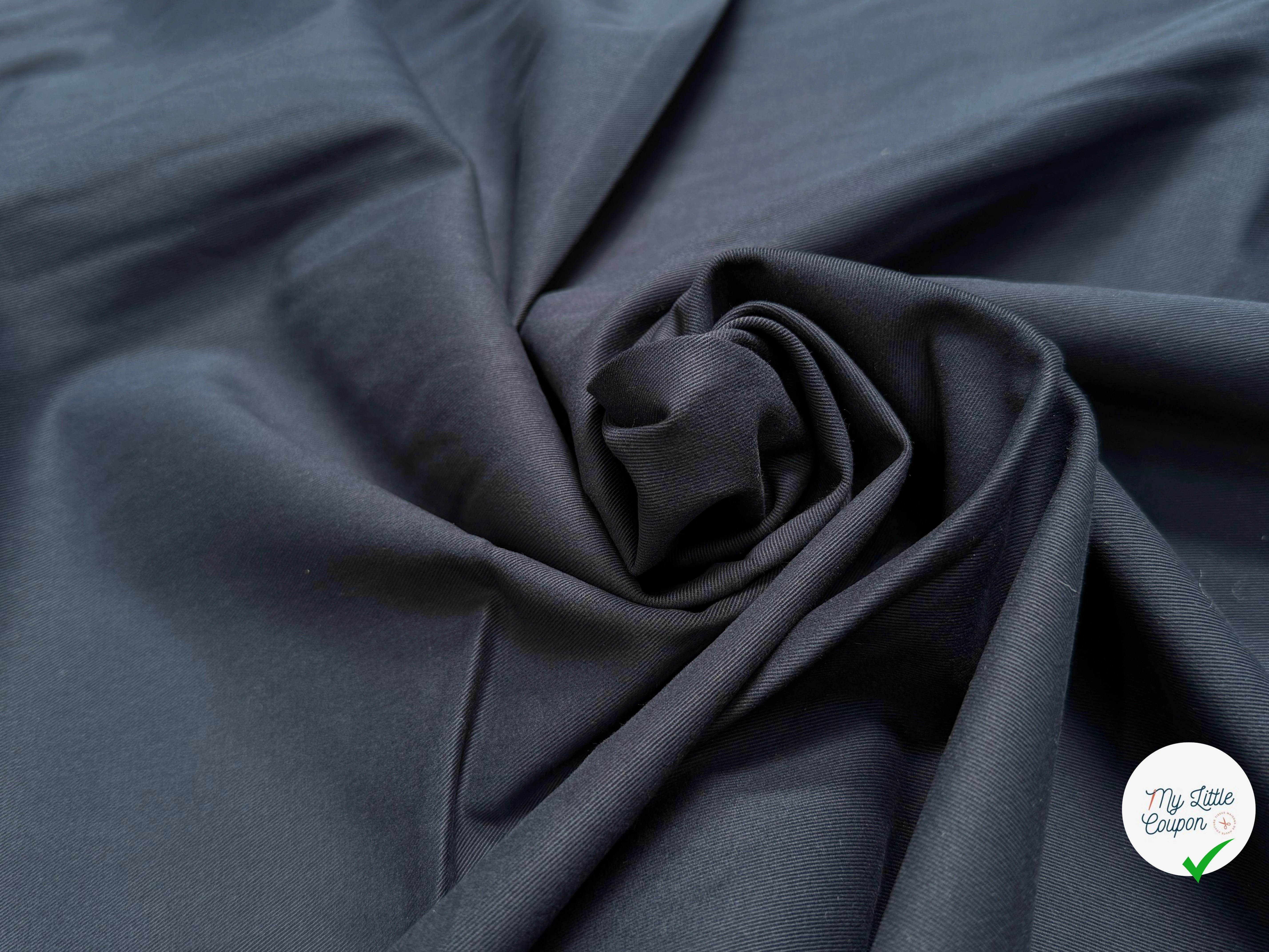GABARDINE DE COTON LÉGÈREMENT SERGÉE DOUCE NAVY GRATTÉE - My Little Coupon