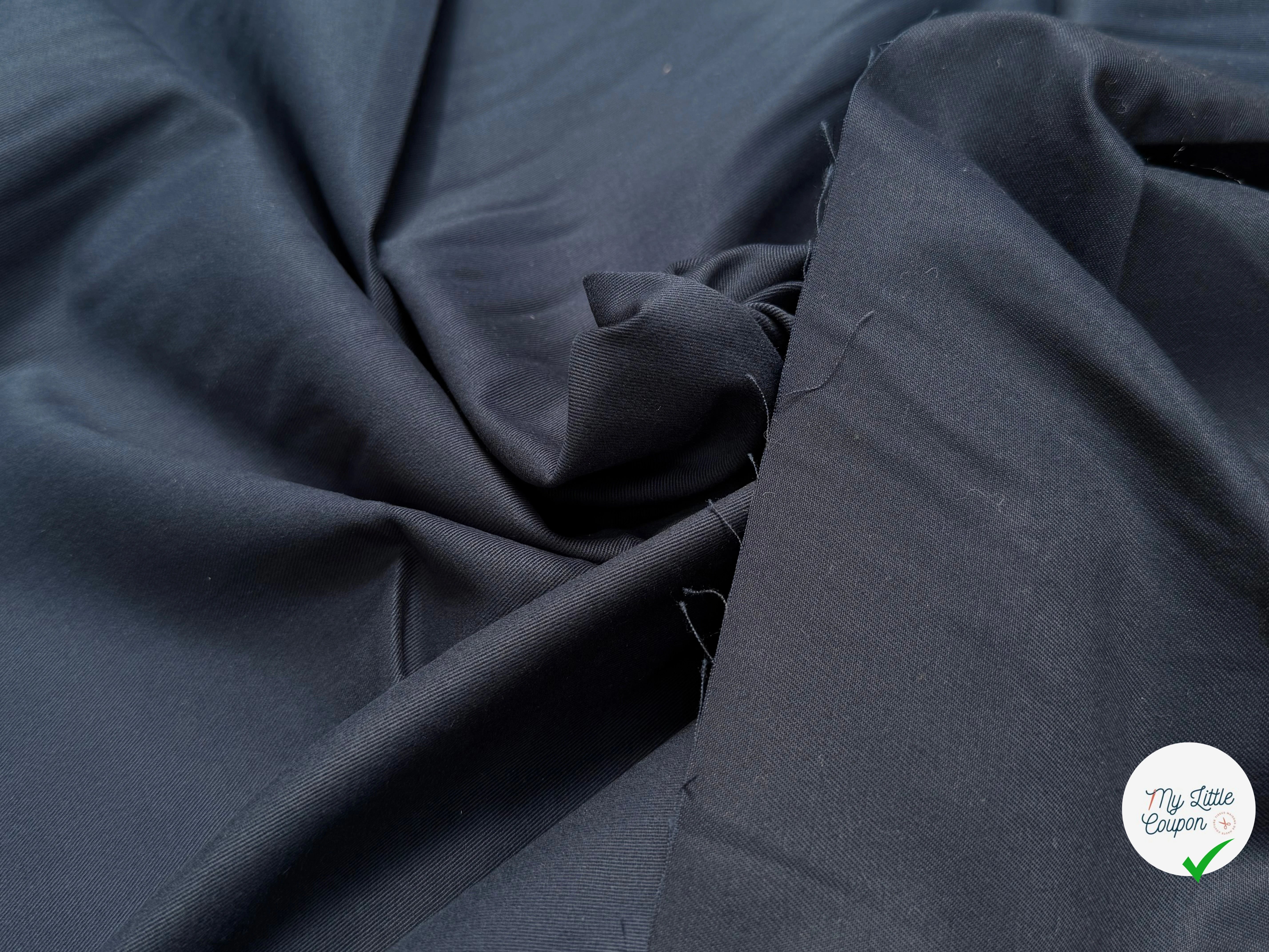 GABARDINE DE COTON LÉGÈREMENT SERGÉE DOUCE NAVY GRATTÉE - My Little Coupon