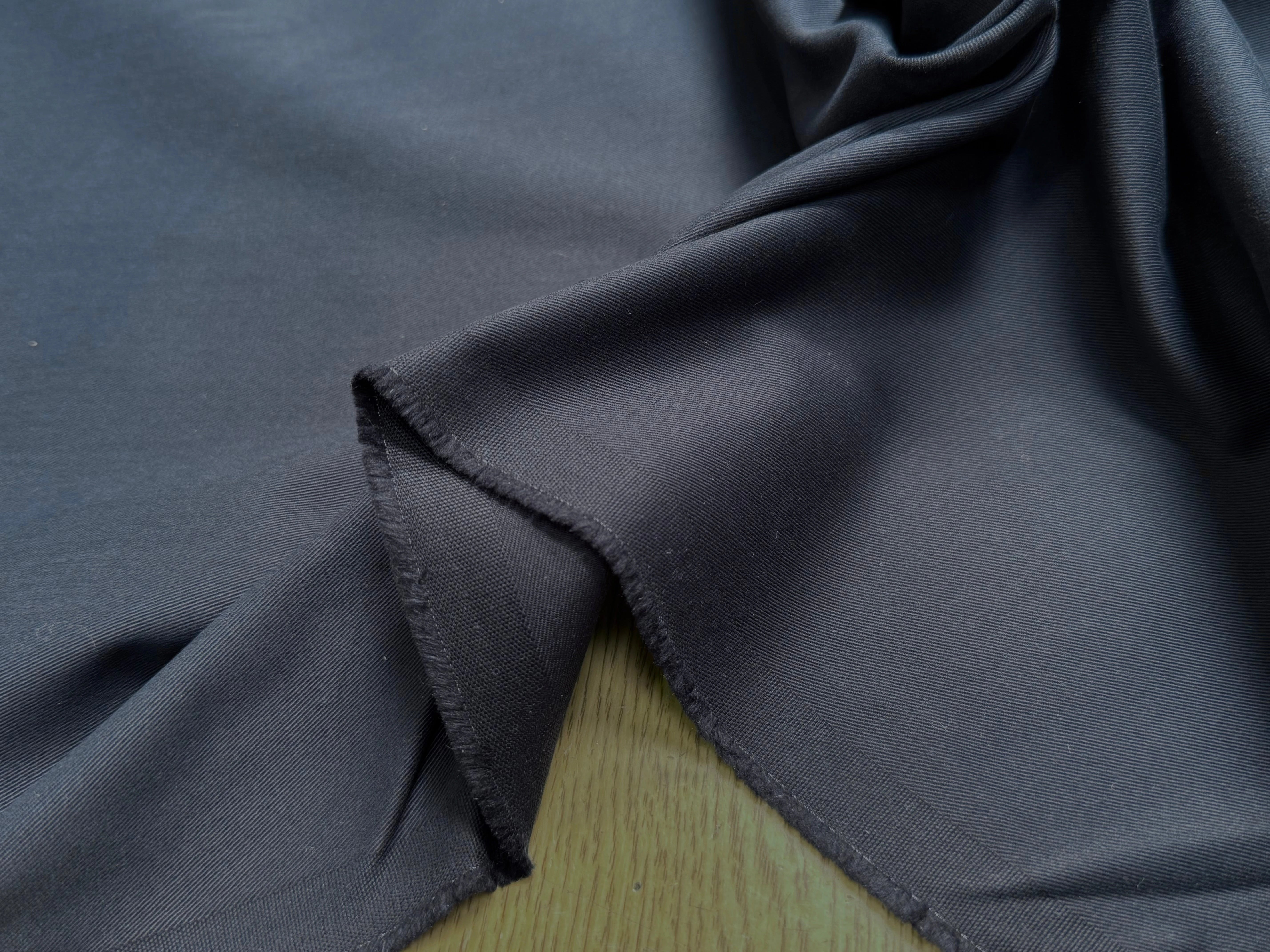 GABARDINE DE COTON LÉGÈREMENT SERGÉE DOUCE NAVY GRATTÉE - My Little Coupon