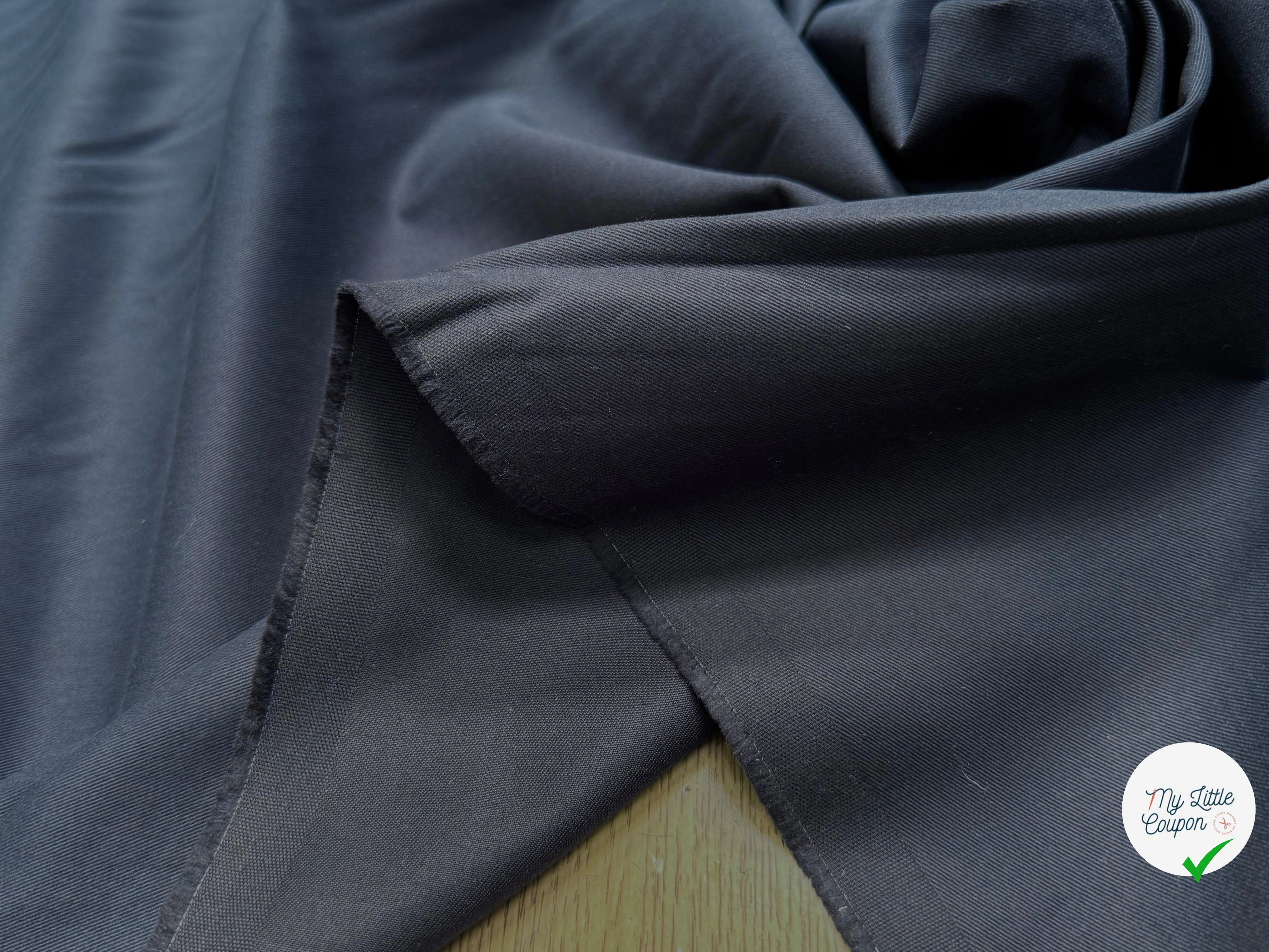 GABARDINE DE COTON LÉGÈREMENT SERGÉE DOUCE NAVY GRATTÉE - My Little Coupon