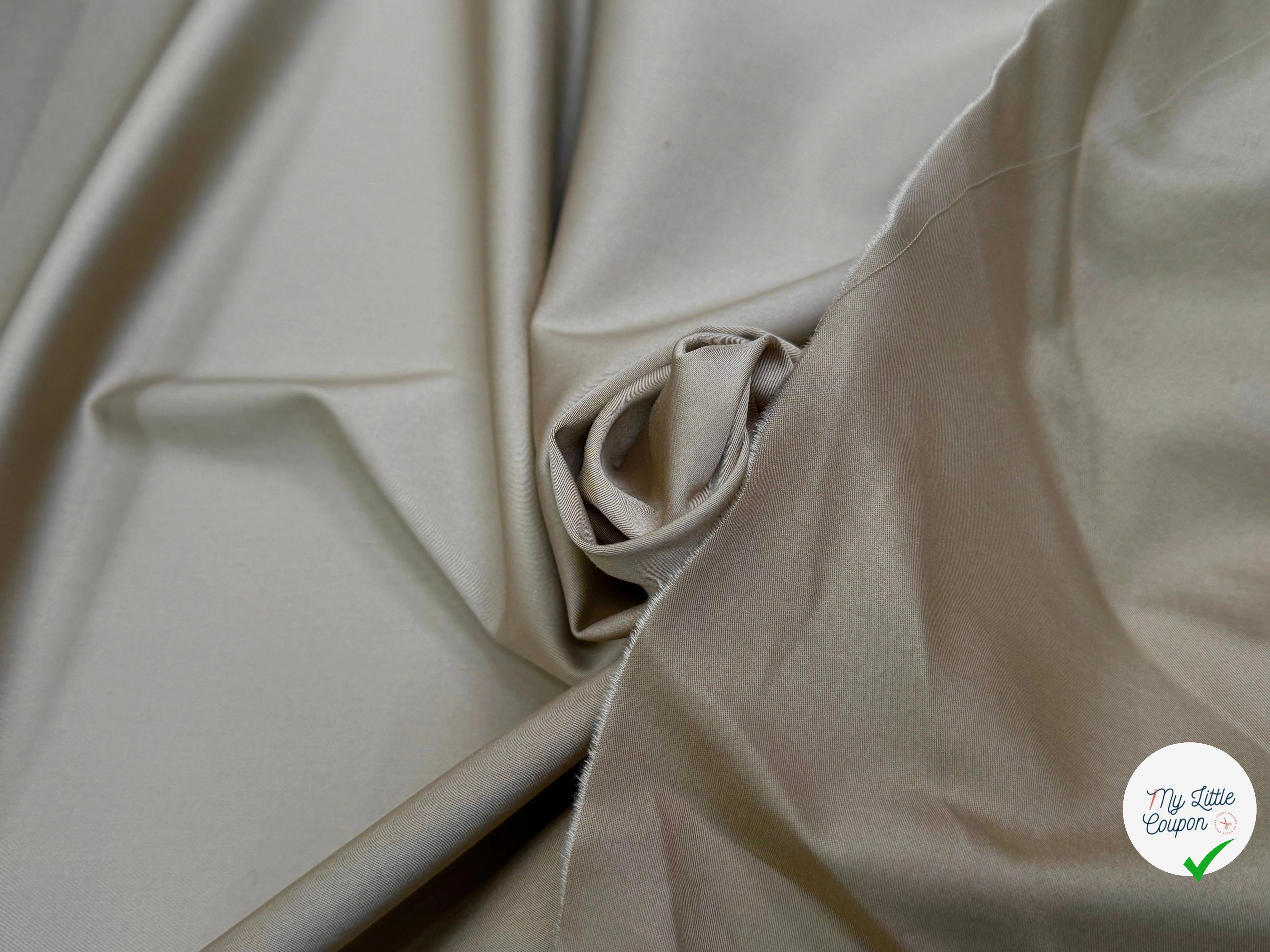 GABARDINE DE COTON STRETCH LÉGÈREMENT SATINÉ BEIGE SABLE HYPER CHIC - My Little Coupon