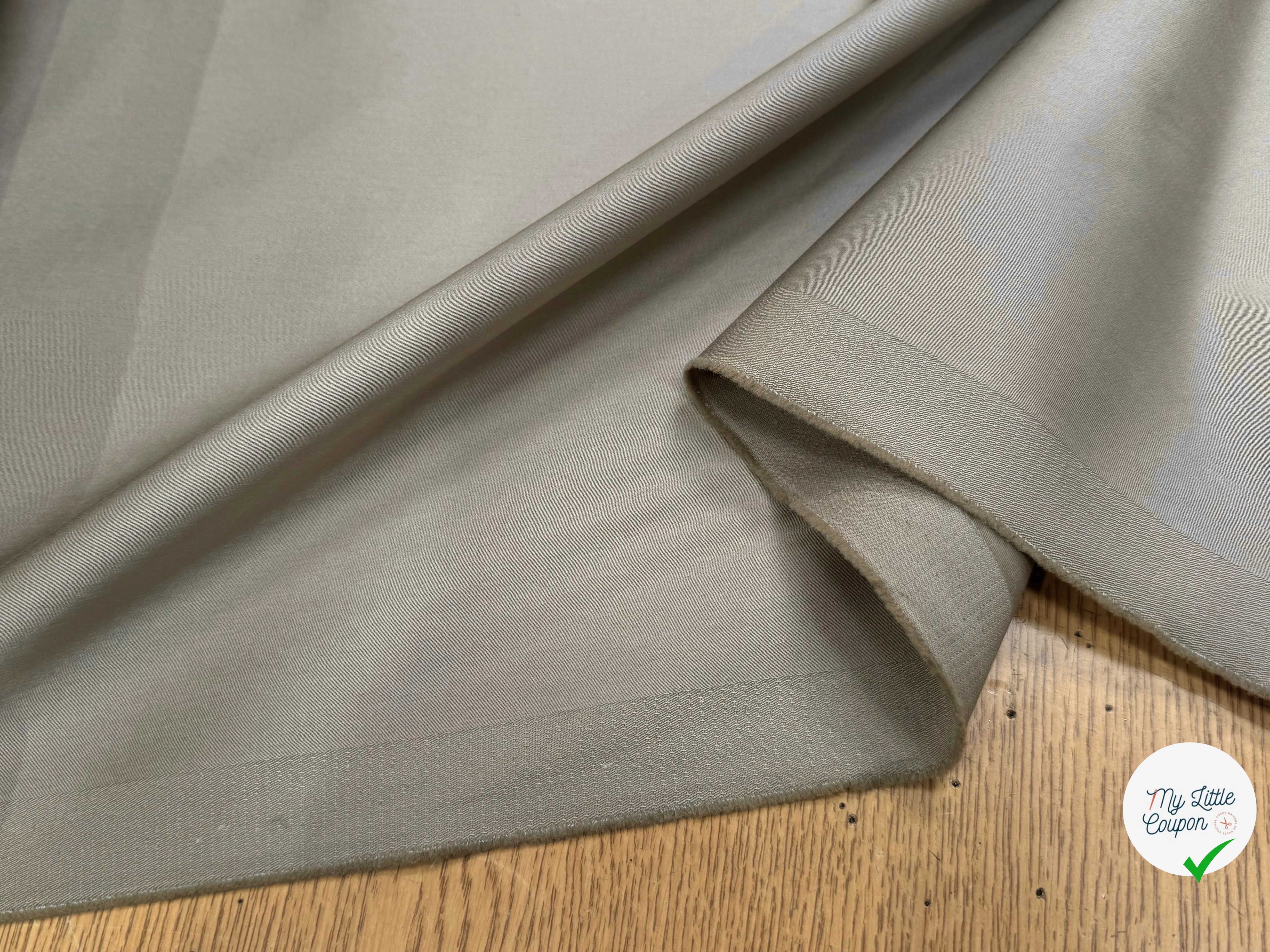 GABARDINE DE COTON STRETCH LÉGÈREMENT SATINÉ BEIGE SABLE HYPER CHIC - My Little Coupon
