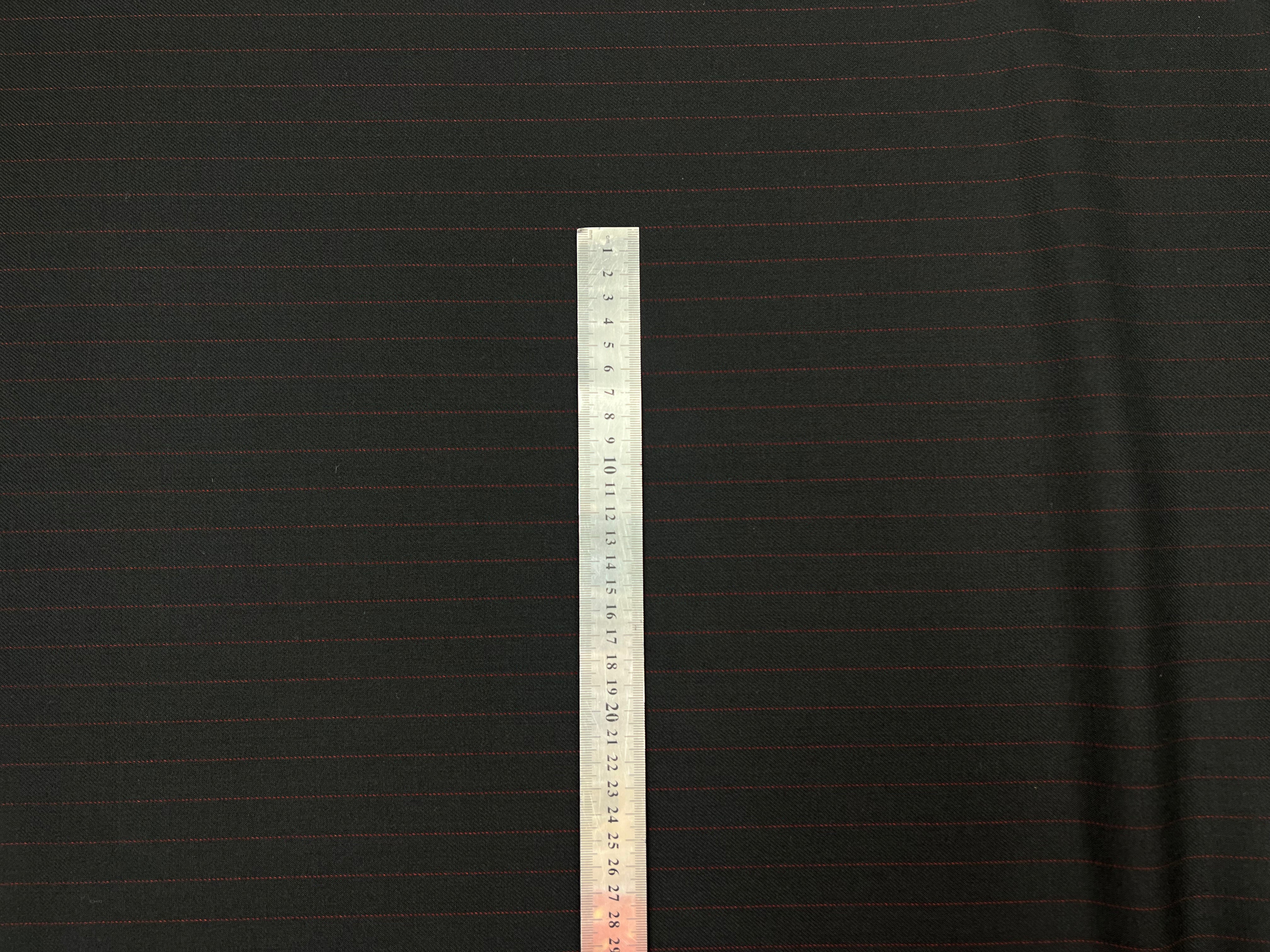 GABARDINE DE LAINE NOIRE FINE RAYURES ROUGE MSO