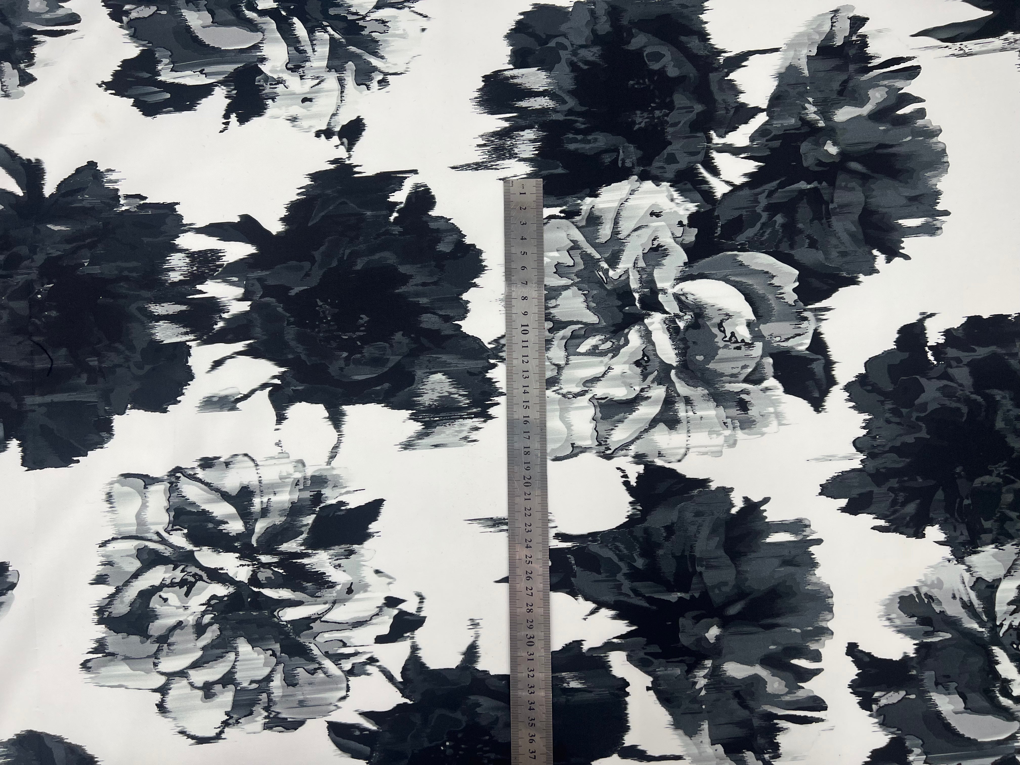 GABARDINE FINE DE COTON IMPRIMÉ FLEURS FONDUES MSO