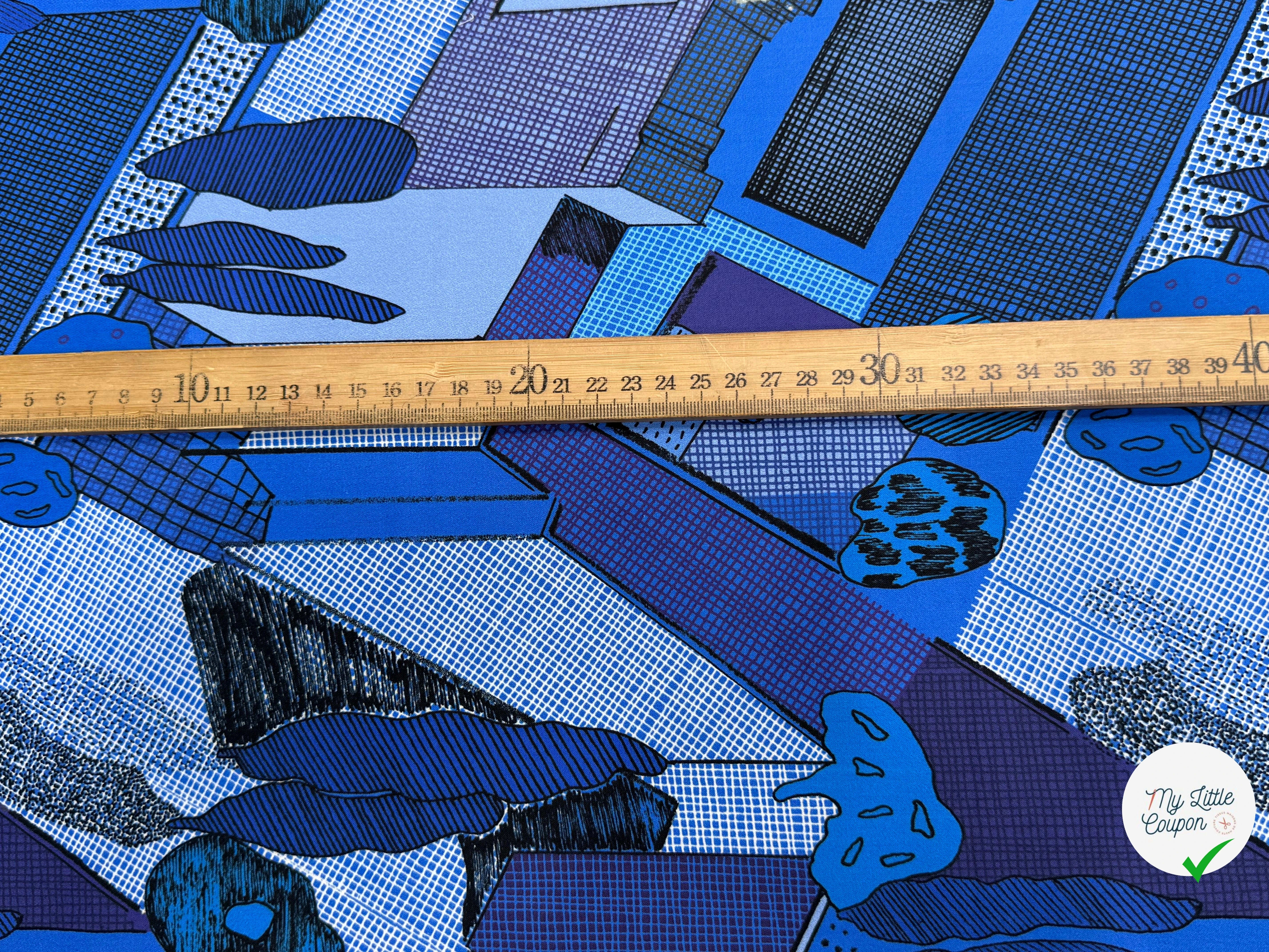 GABARDINE FINE DE COTON STRETCH IMPRIMÉ ABSTRAIT GÉOMÉTRIQUE BLEU ARTEMIDE ARCHI - My Little Coupon