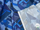 GABARDINE FINE DE COTON STRETCH IMPRIMÉ ABSTRAIT GÉOMÉTRIQUE BLEU ARTEMIDE ARCHI - My Little Coupon