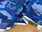 GABARDINE FINE DE COTON STRETCH IMPRIMÉ ABSTRAIT GÉOMÉTRIQUE BLEU ARTEMIDE ARCHI - My Little Coupon