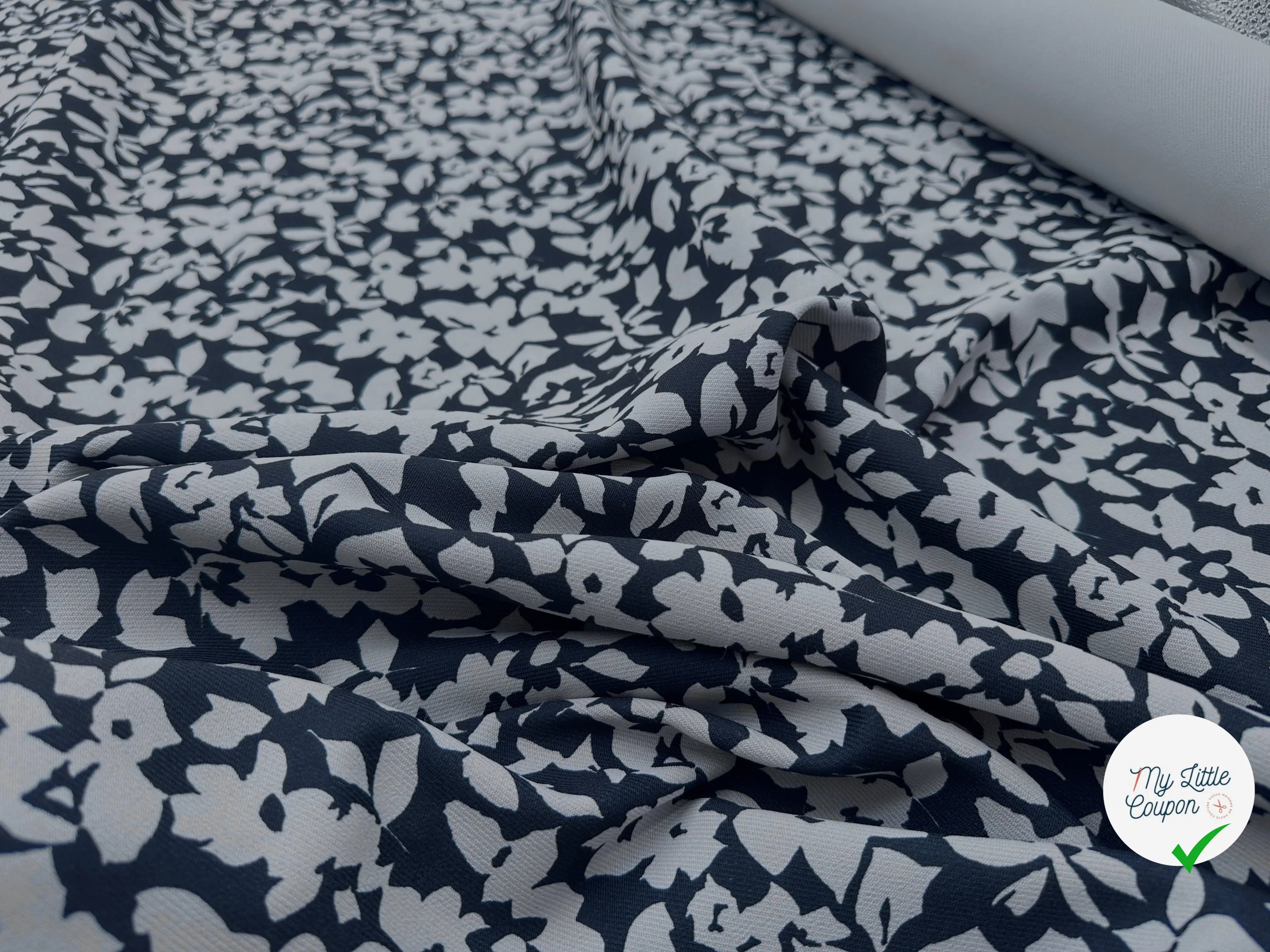 GABARDINE JAPON STRETCH FLEURS BLEU SUR NOIR VERSO BLEU GRIS MSO