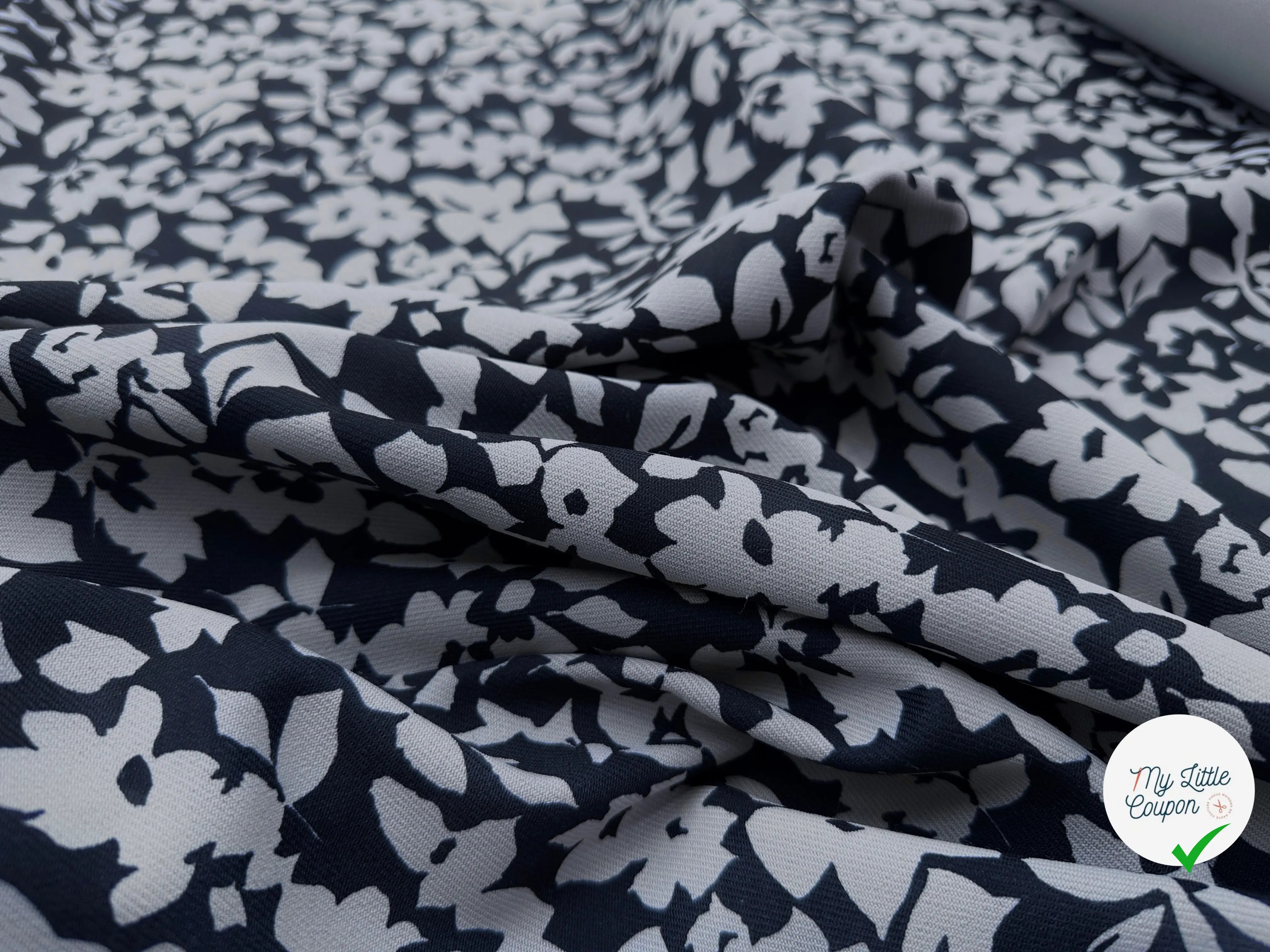 GABARDINE JAPON STRETCH FLEURS BLEU SUR NOIR VERSO BLEU GRIS MSO