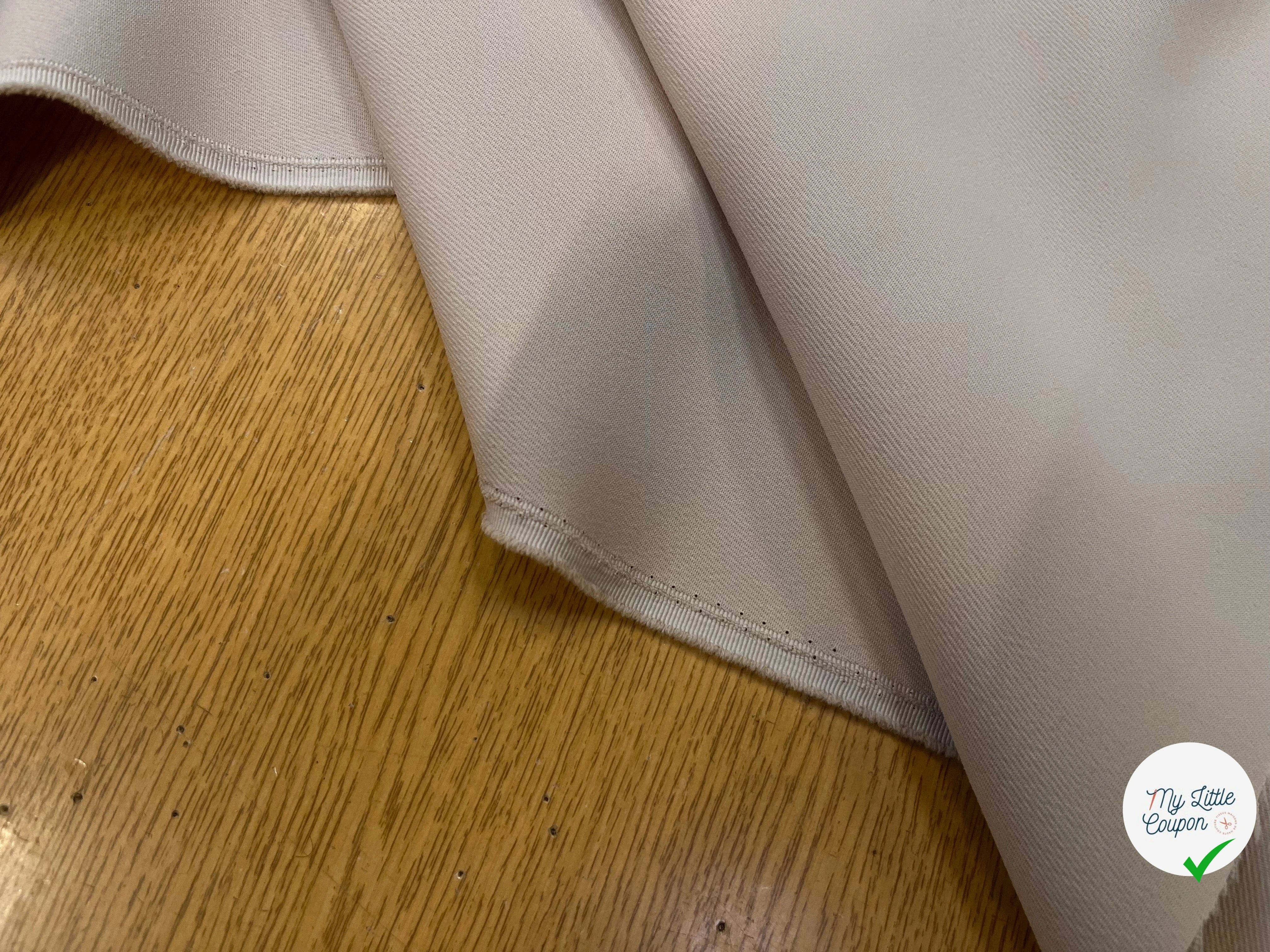 GABARDINE LEGÈREMENT STRIÉE SOUPLE POLYESTER LIGHT SAND 130CM - My Little Coupon