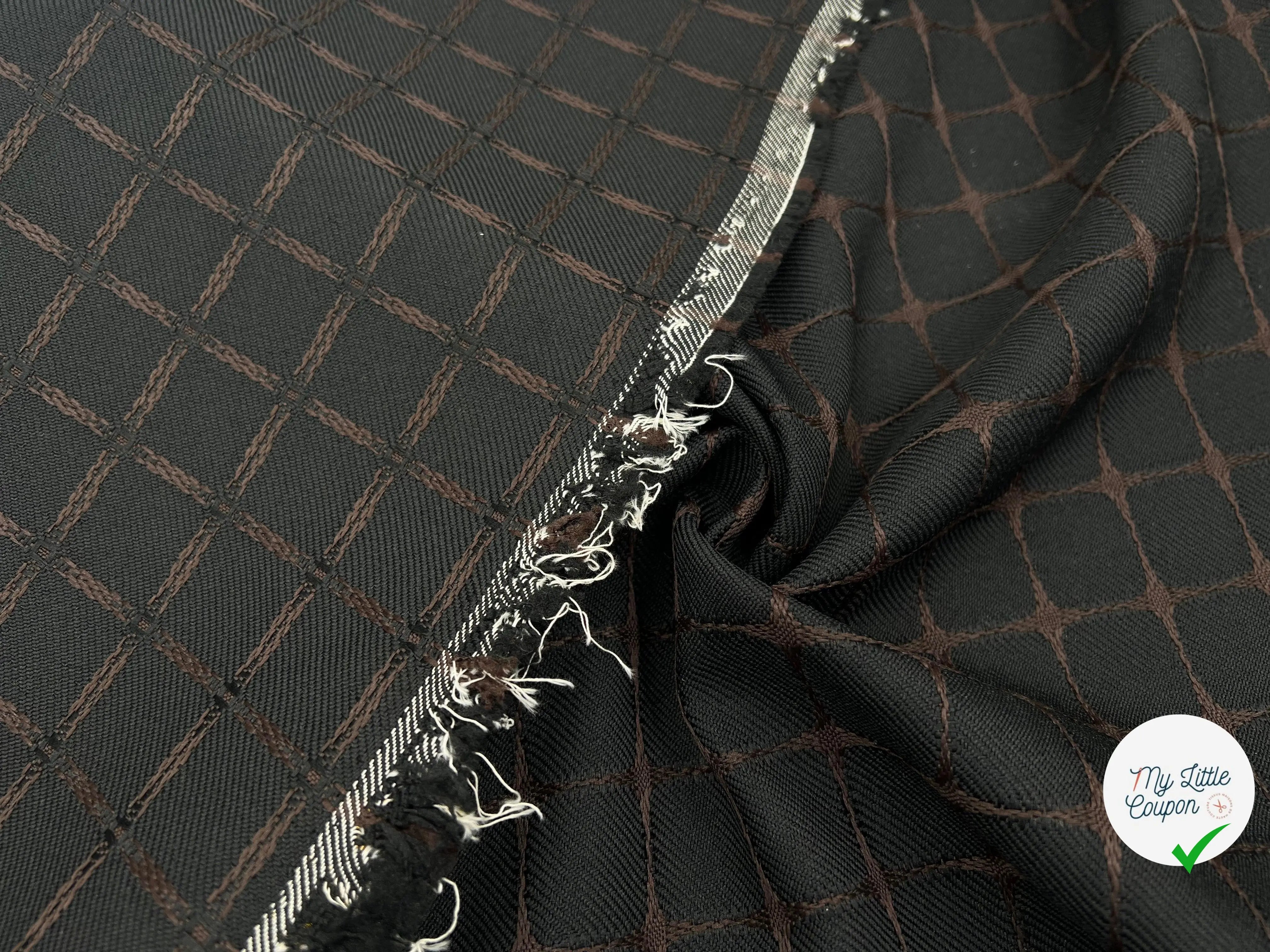 GABARDINE RELIEF FILS CARREAUX MARRONS - My Little Coupon - tissu - coudre