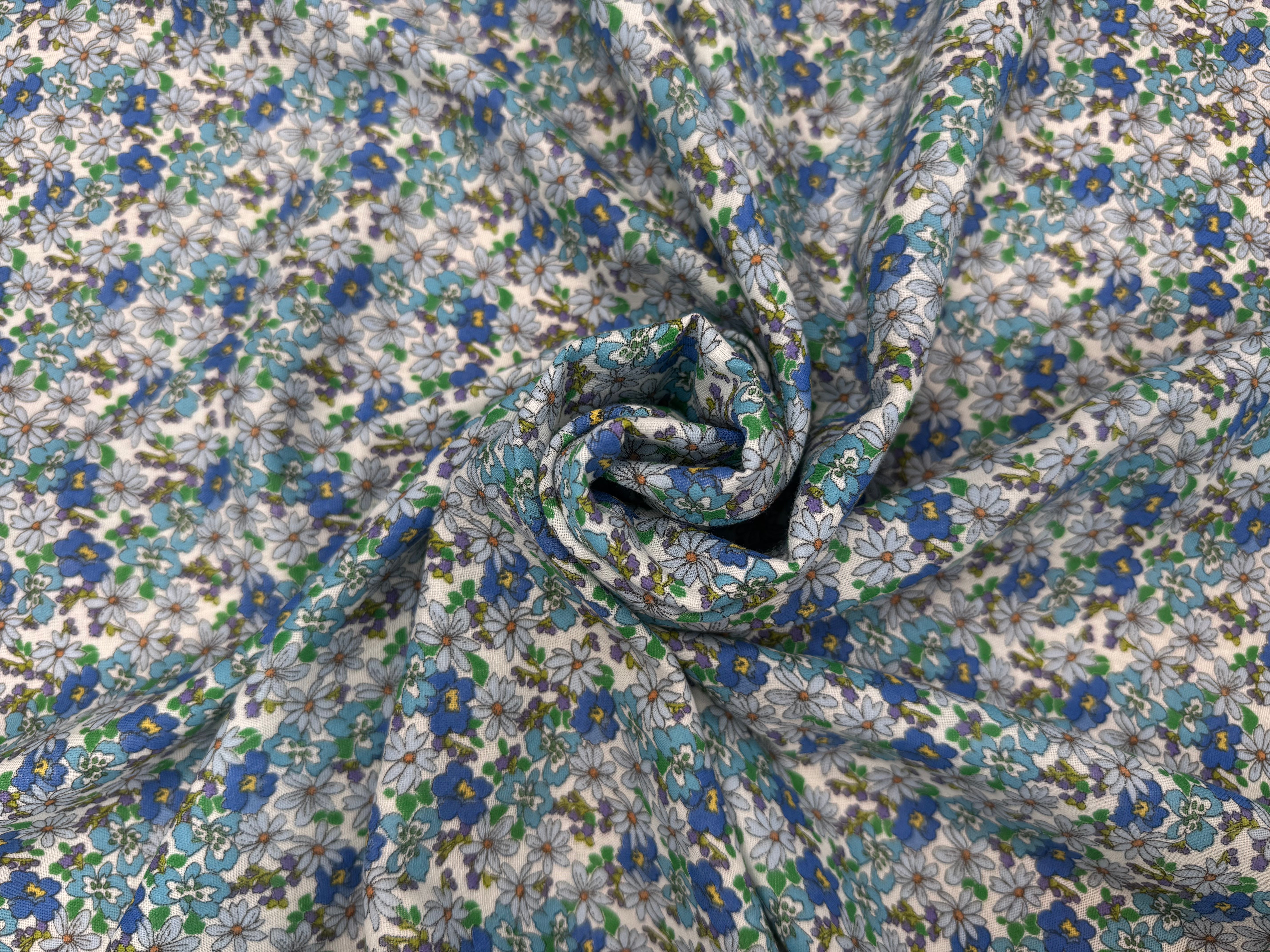 GAZE DE COTON FOND BLANC MOTIFS FLEURS PRINTEMPS BLEU ET VERT - My Little Coupon
